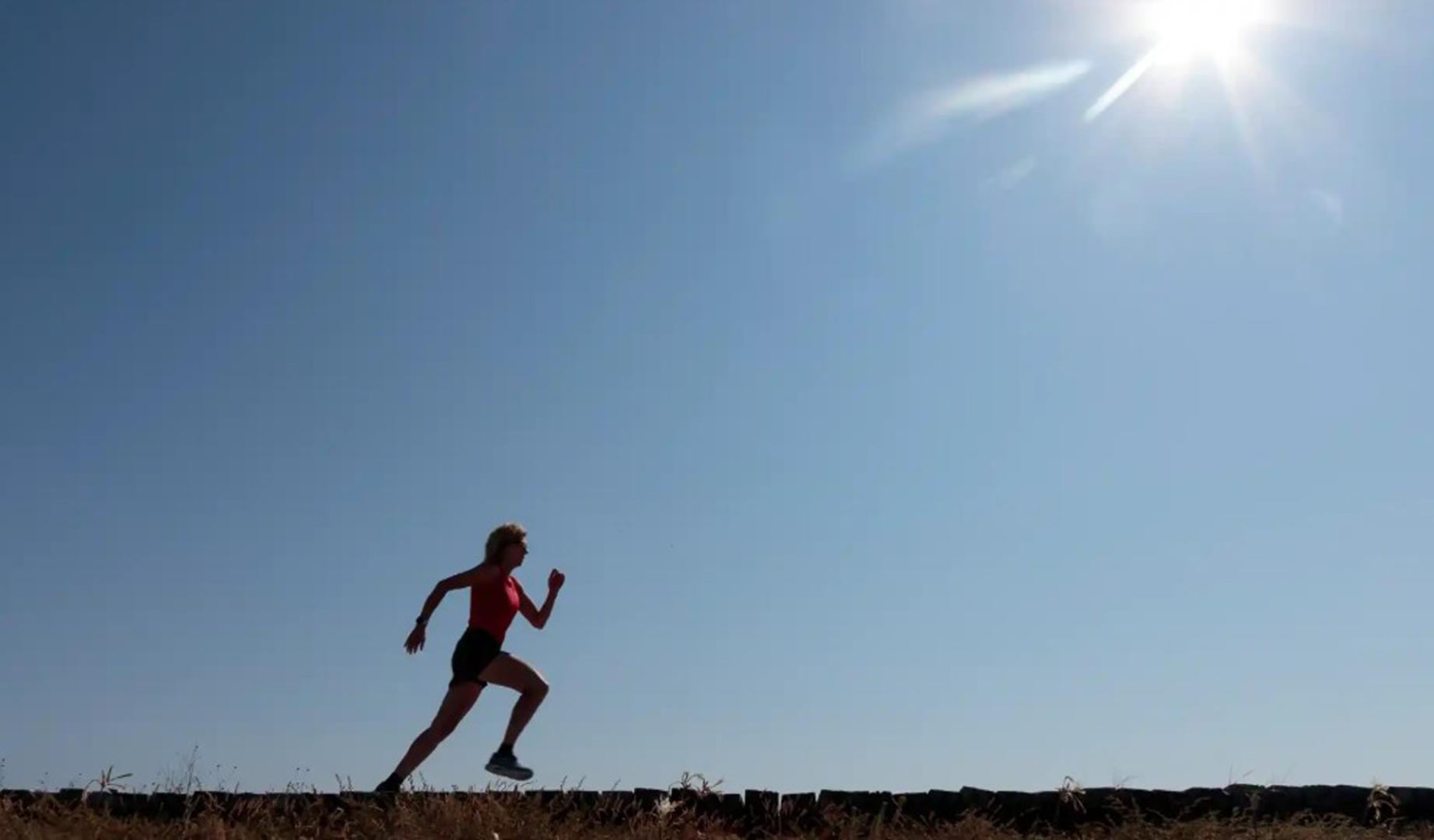 Imagen de una mujer corriendo en una jornada soleada
