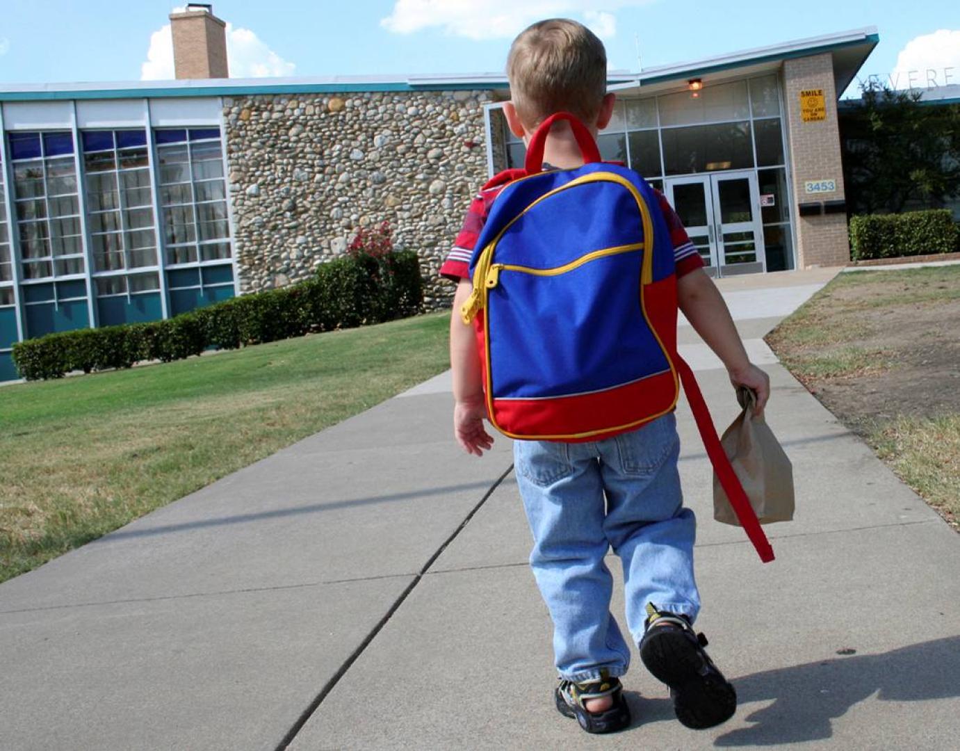 Un niño se dirige al colegio el primer día de clase.