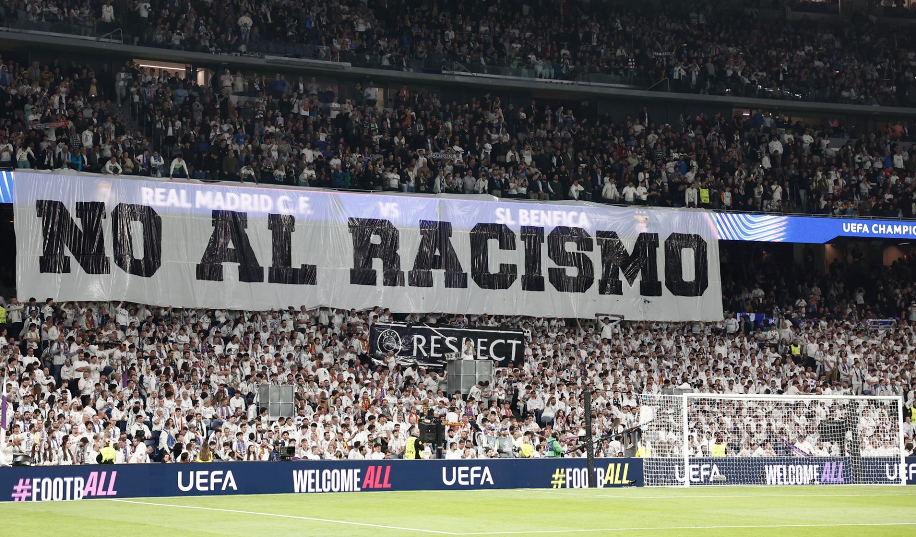 Aficionados del Real Madrid despliegan una pancarta con el lema ´No al racismo´ durante la vuelta de la fase de acceso a los octavos de la Liga de Campeones que Real Madrid y Benfica