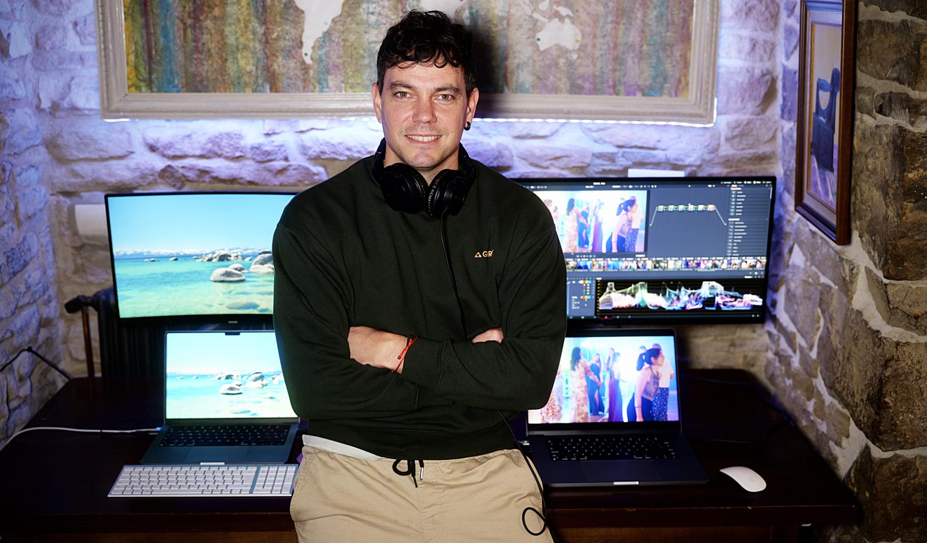 Aitor Zabalza, un ingeniero de Iratxeta, en la Valdorba, que dejó su trabajo para montar una productora audiovisual en el pueblo.
