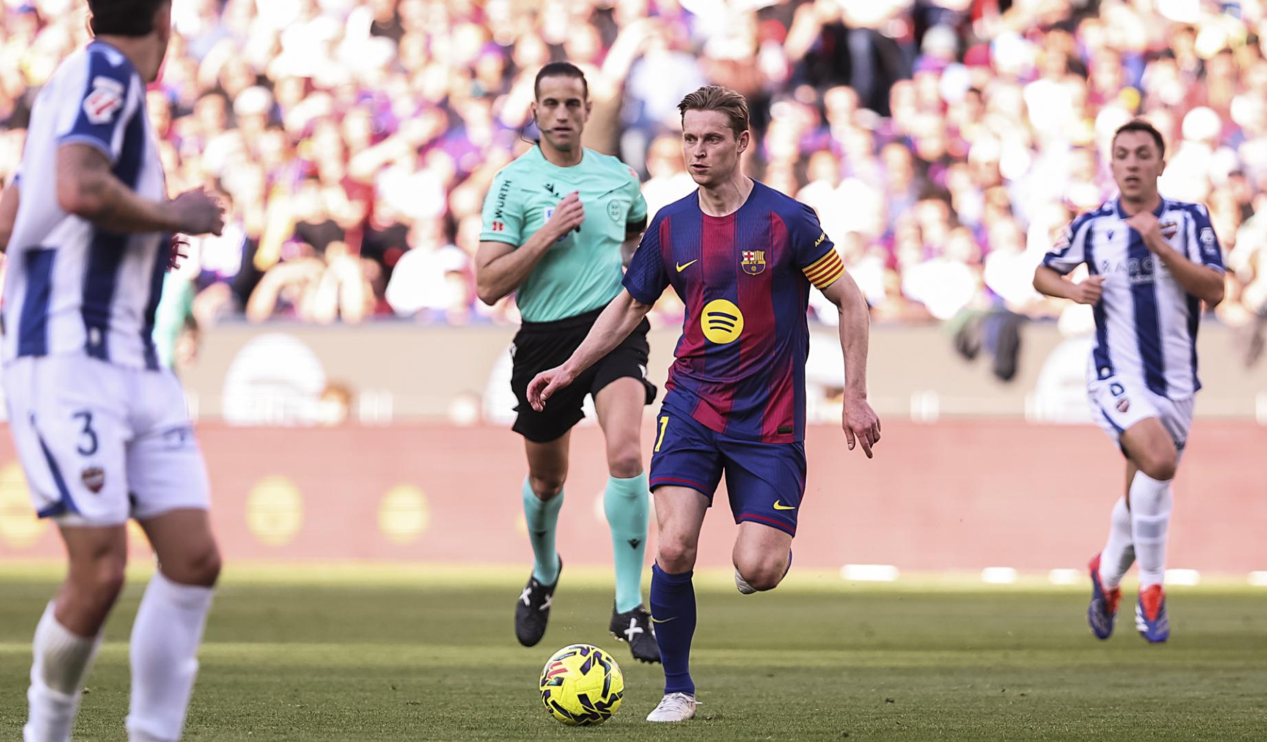 Frenkie De Jong durante el choque contra el Levante el pasado fin de semana en el Spotify Camp Nou