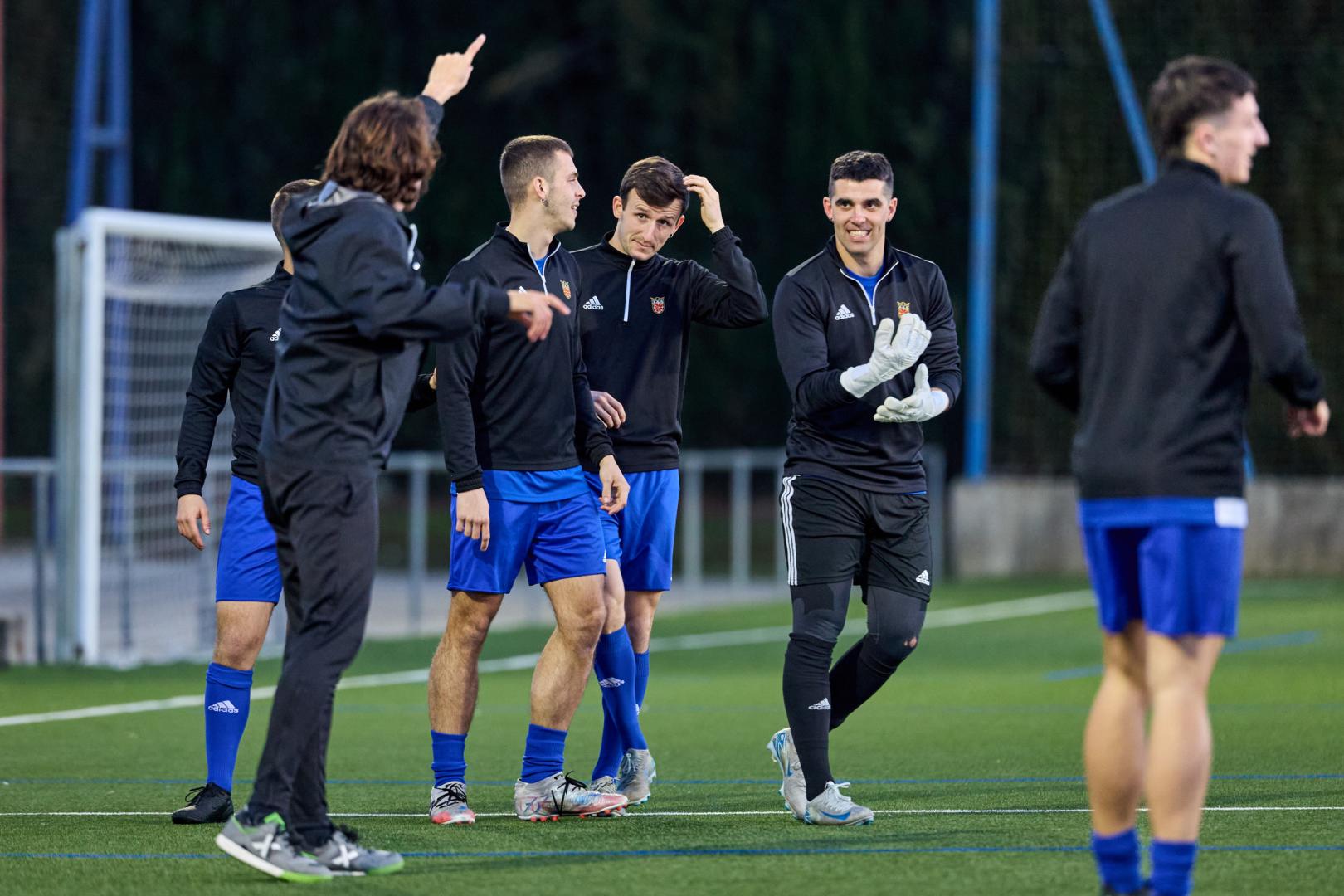 Hodeo Buldain, portero, Unai Martínez 'Budi' y Aimar Martiarena atienden las explicaciones en el entrenamiento del martes en Tajonar