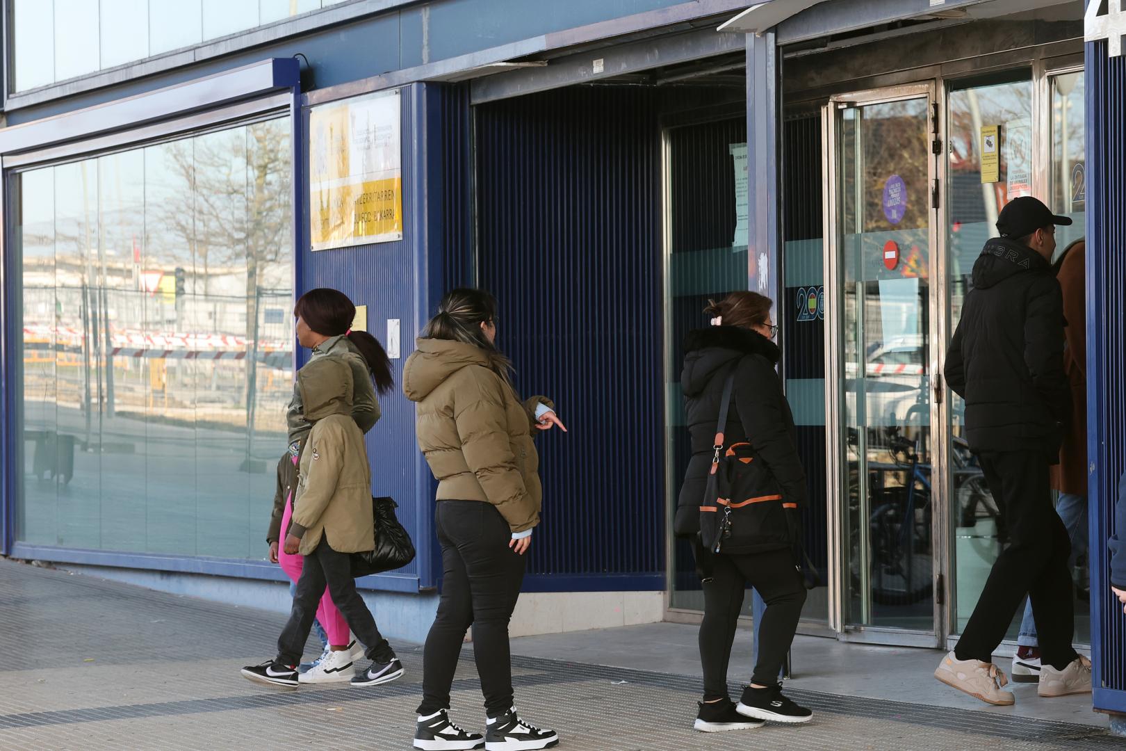 Imagen tomada recientemente en la puerta de la oficina de Extranjería, en Pamplona