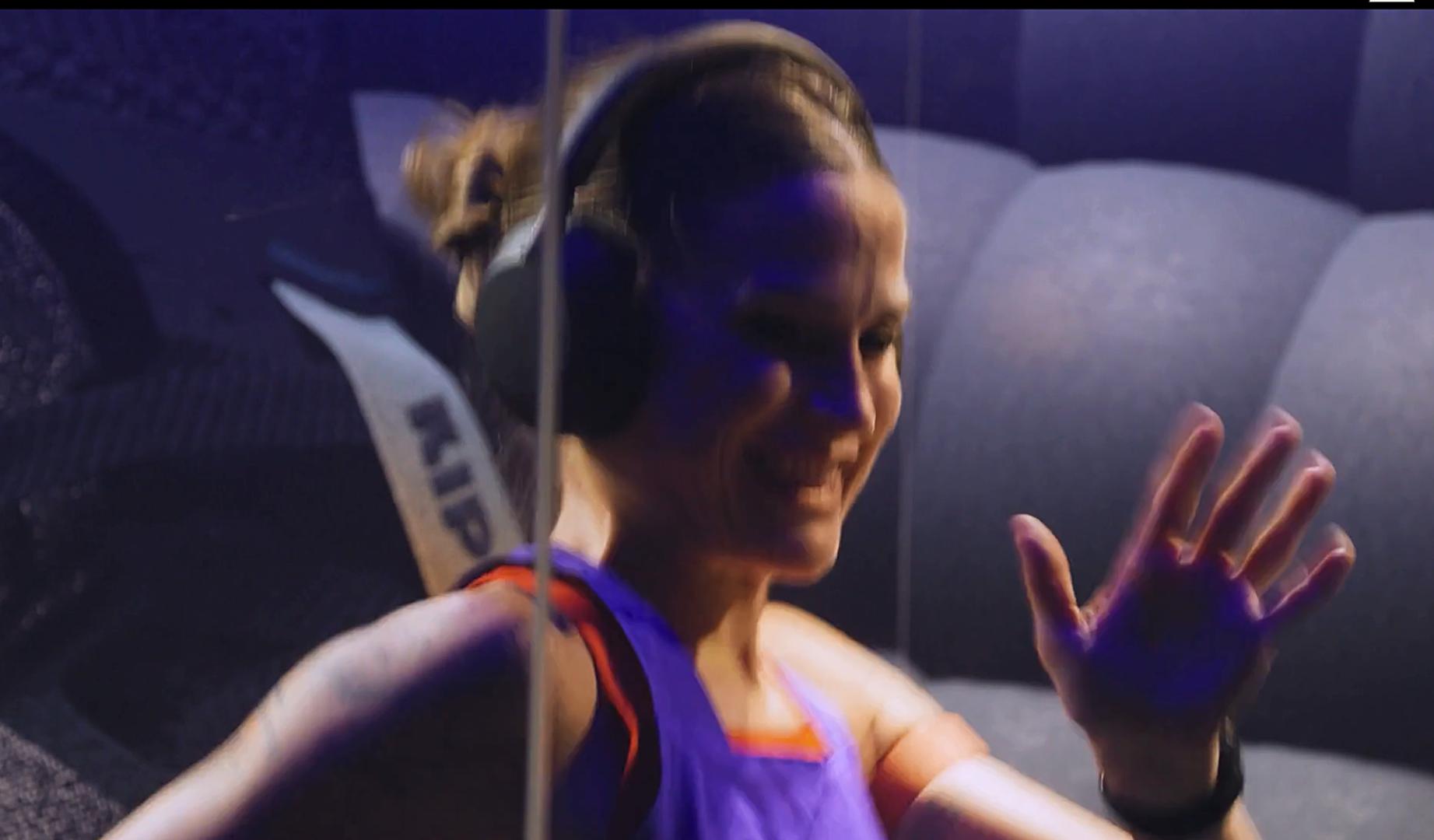 La influencer navarra Estefanía Unzu estuvo corriendo sobre una cinta durante 24 horas en una iniciativa de Decathlon con motivo de la presentación de una nueva zapatilla.