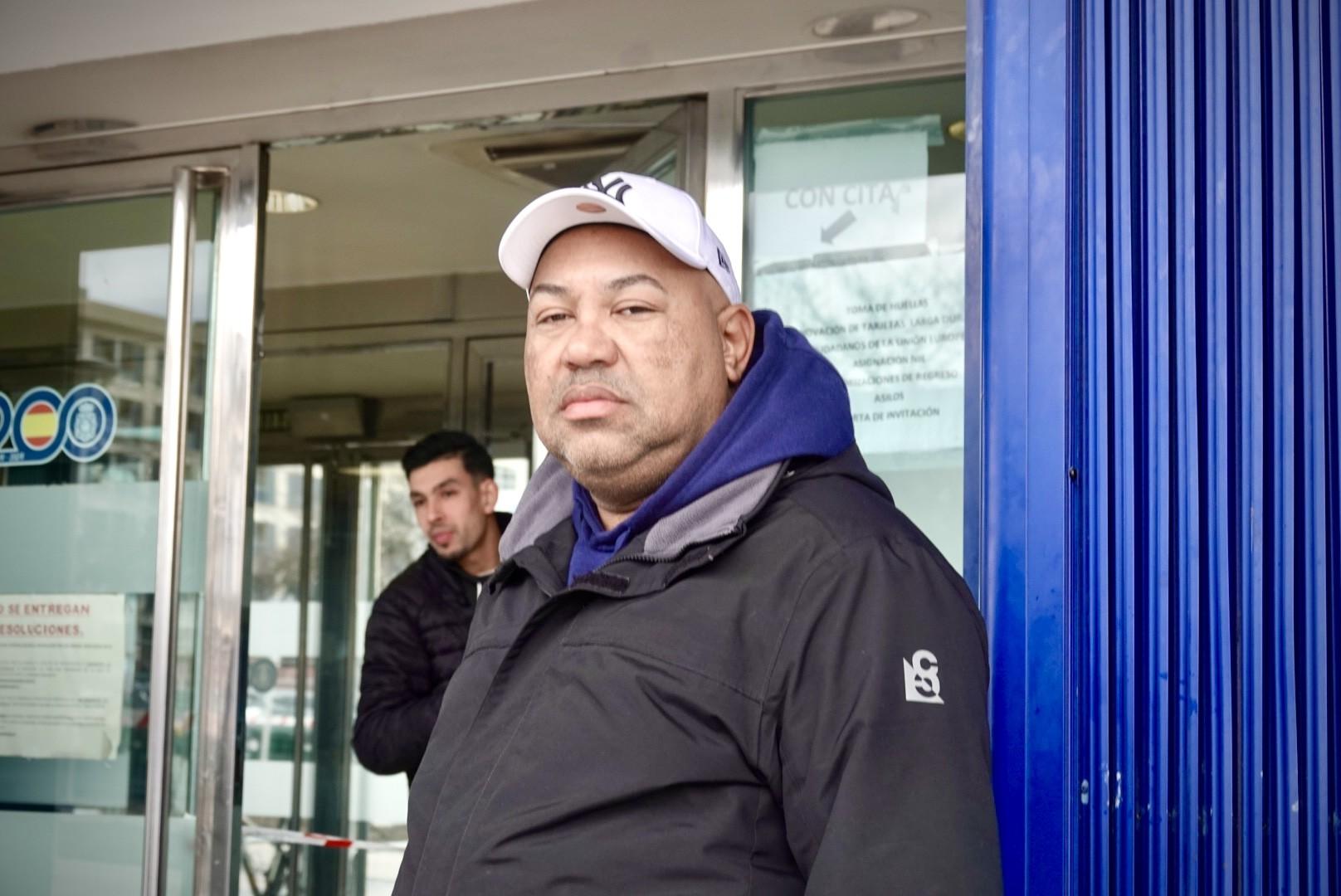 Pedro Antonio Ortiz, dominicano que llegó a Navarra hace quince años, en la oficina para hacer un trámite de reagrupación