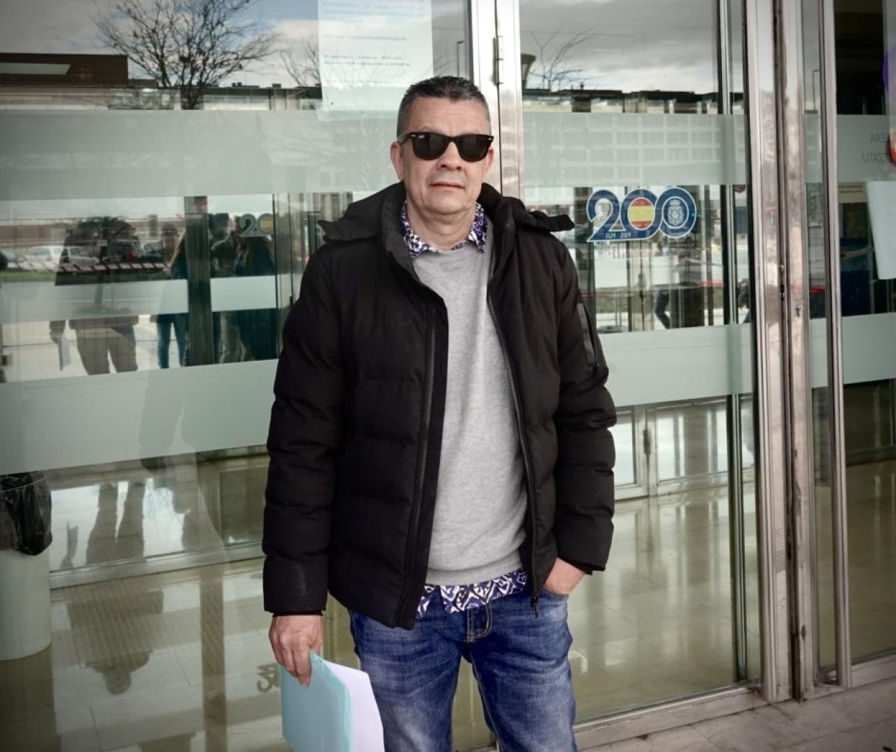 Galeano López, colombiano que lleva veinte años en Navarra, acude para renovar la residencia duradera
