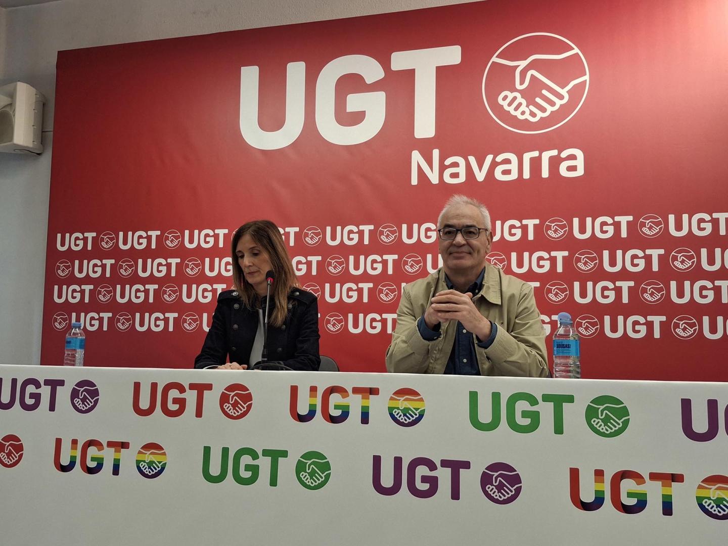 El secretario general de UGT en Navarra, Lorenzo Ríos, y la secretaria del Área Externa y Políticas Sindicales, Eva Azanza, en la rueda de prensa ofrecida este jueves