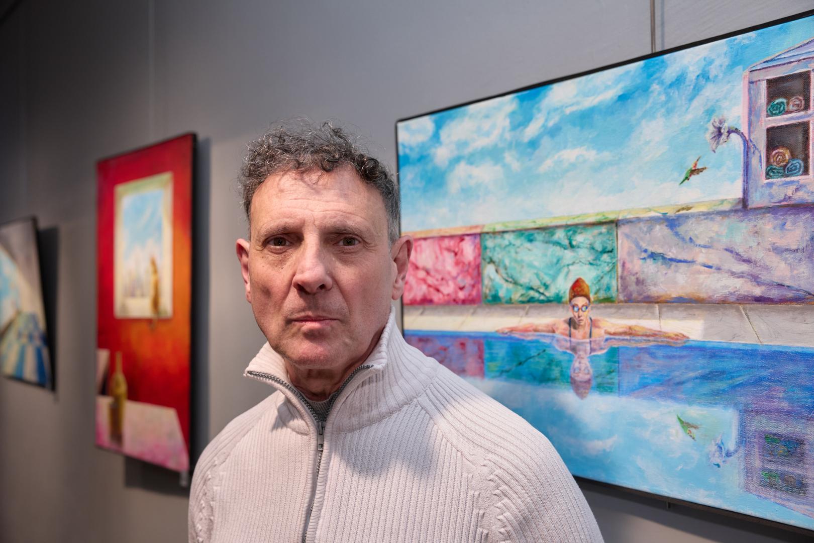 El pintor zaragozano César Martín posa ante 'Catarsis'