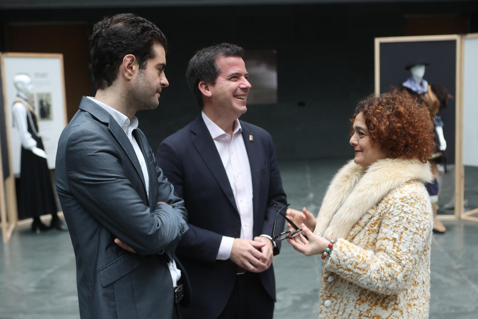 La parlamentaria de Geroa Bai Blanca Regúlez con su compañero de grupo Javier Ollo y el consejero Mikel Irujo, en el atrio del Parlamento antes de una sesión plenaria