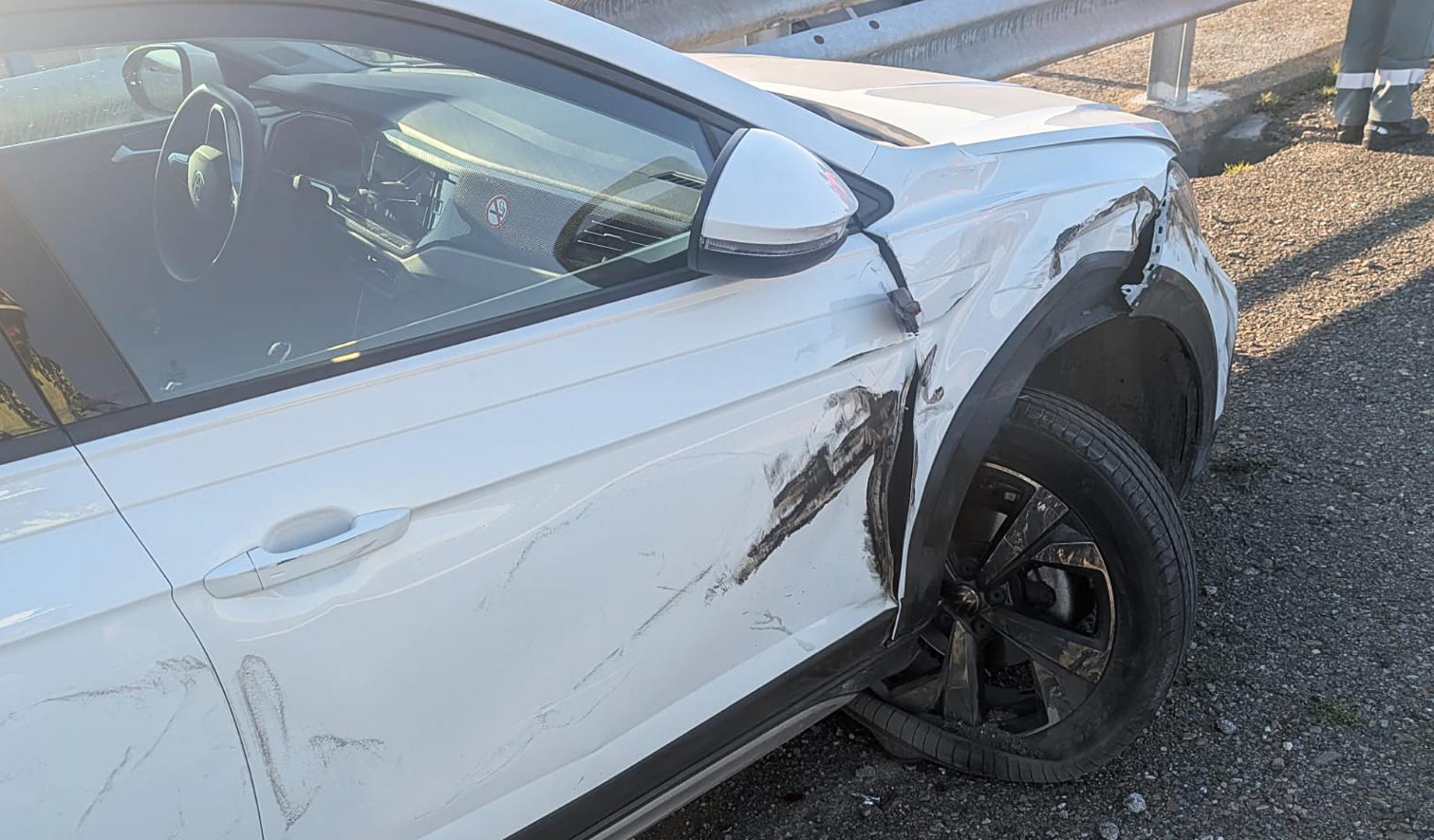 Estado en el que quedó el automóvil que colisionó contra un camión en Tudela