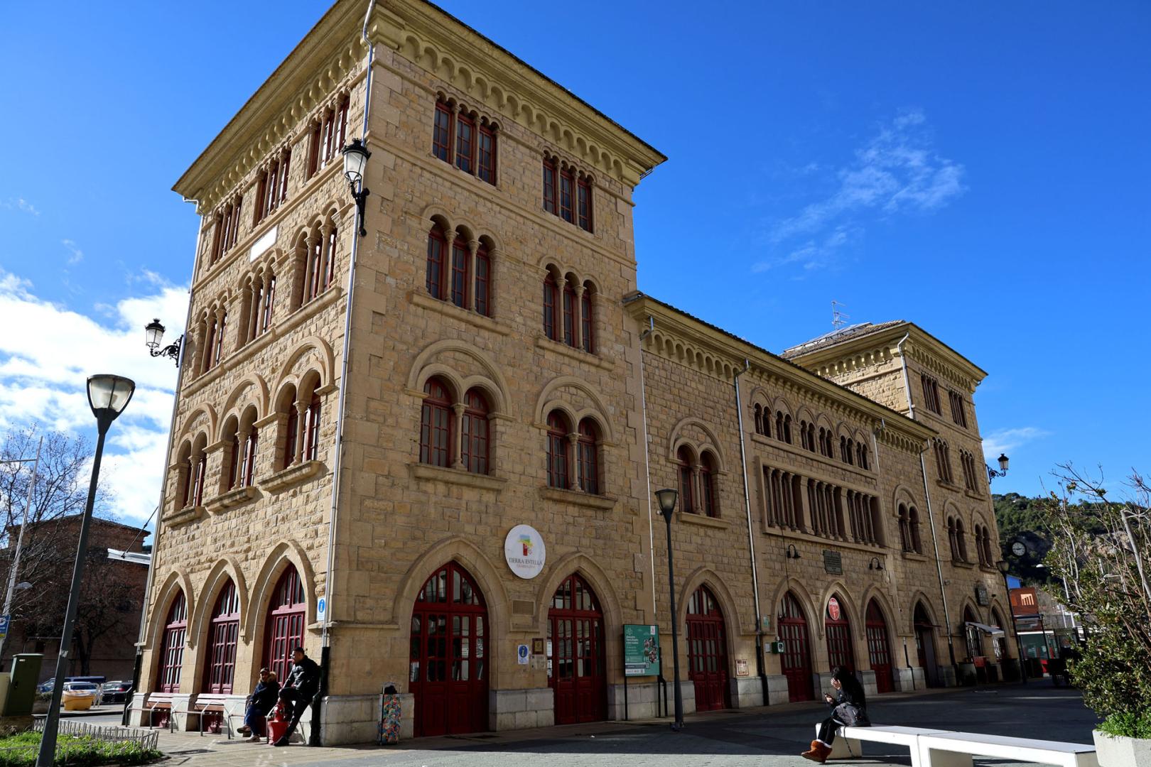 Sede del consorcio turístico hasta este viernes, con el logo sobre la puerta de la planta baja de la estación