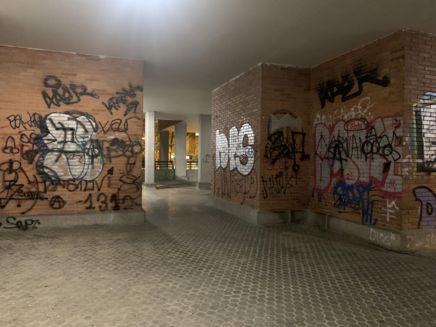 Soportales de la avenida Sancho el Fuerte de Pamplona, lugar de botellones
