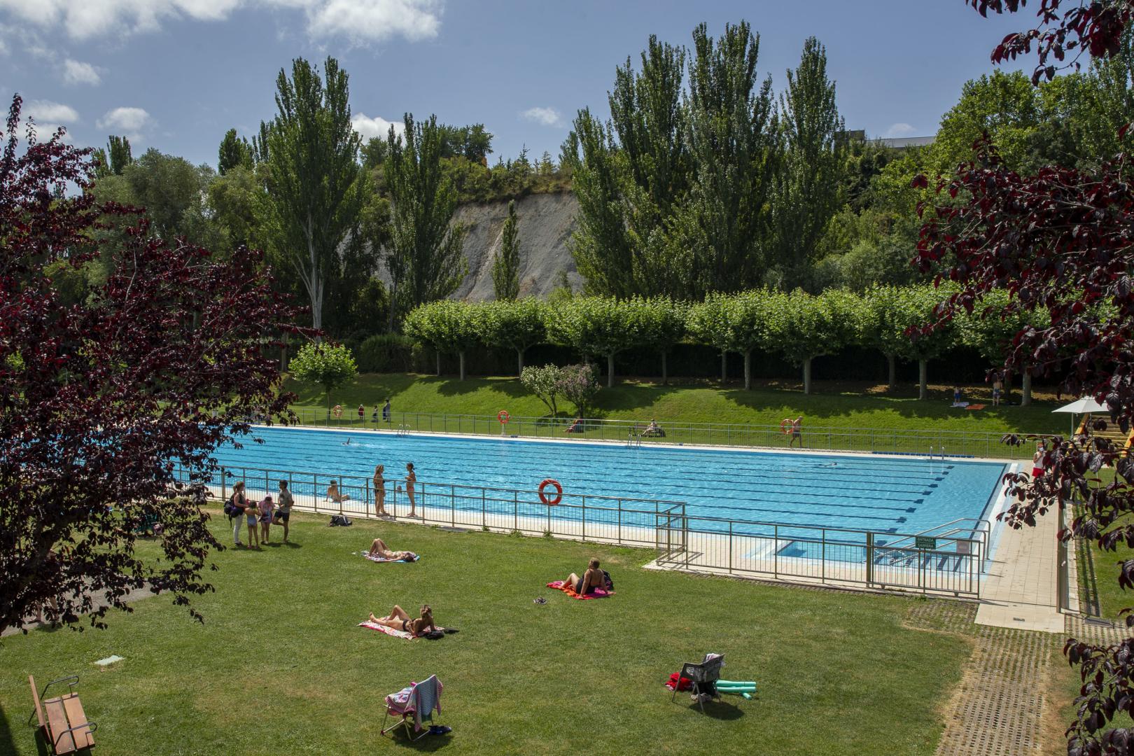 A: Jesús Caso F: 28.07.2021 P: L: Burlada T: Piscinas municipales / Usuarios de las piscinas municipales de Burlada durante los meses de la temporada de verano.