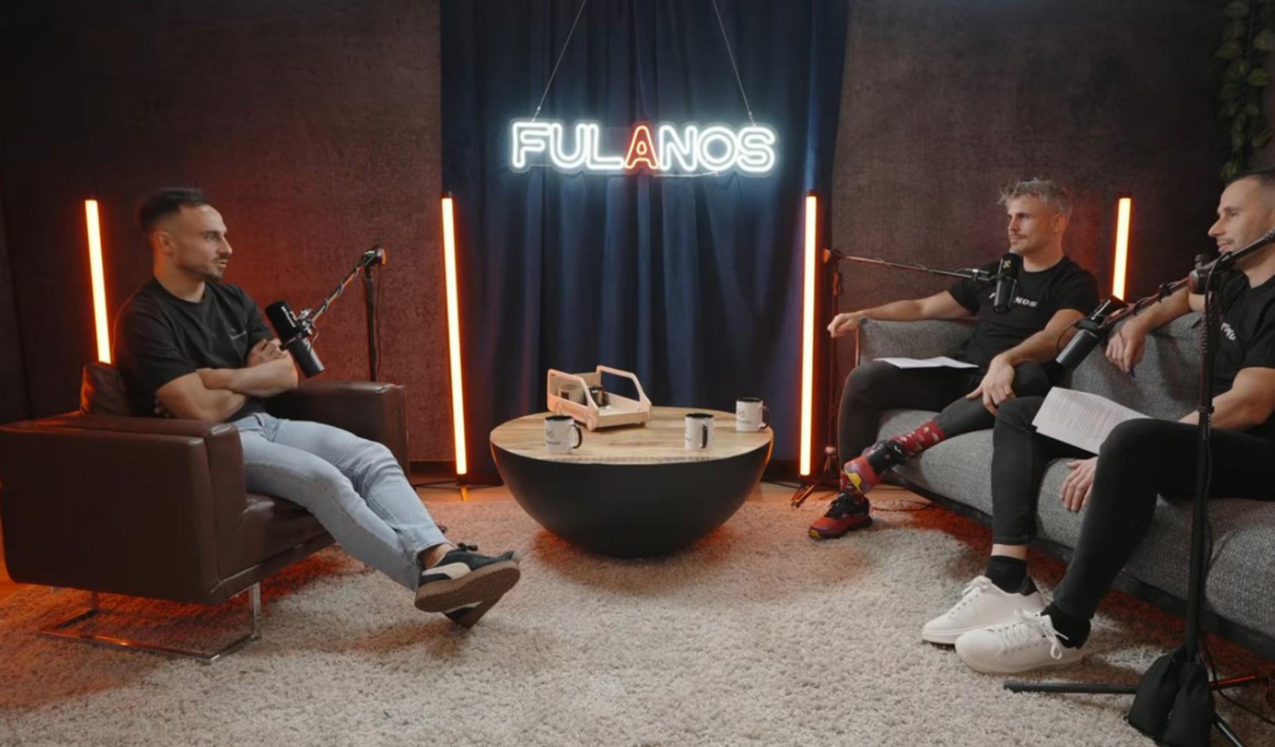 Álvaro García, futbolista del Rayo Vallecano, durante el pódcast de Los Fulanos