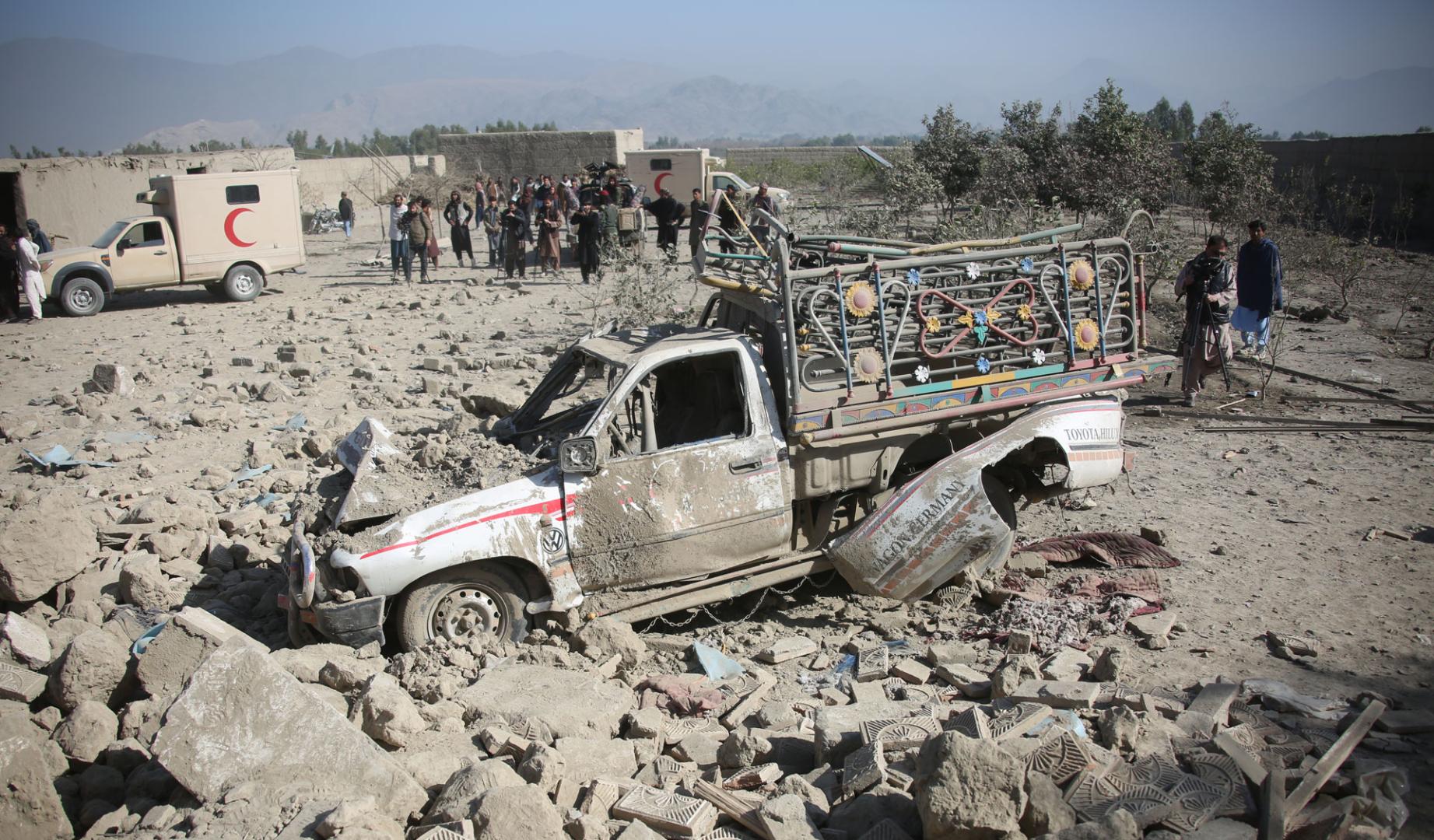 Los residentes locales inspeccionan los escombros tras un ataque aéreo en la provincia afgana de Nangarhar, el 22 de febrero de 2026