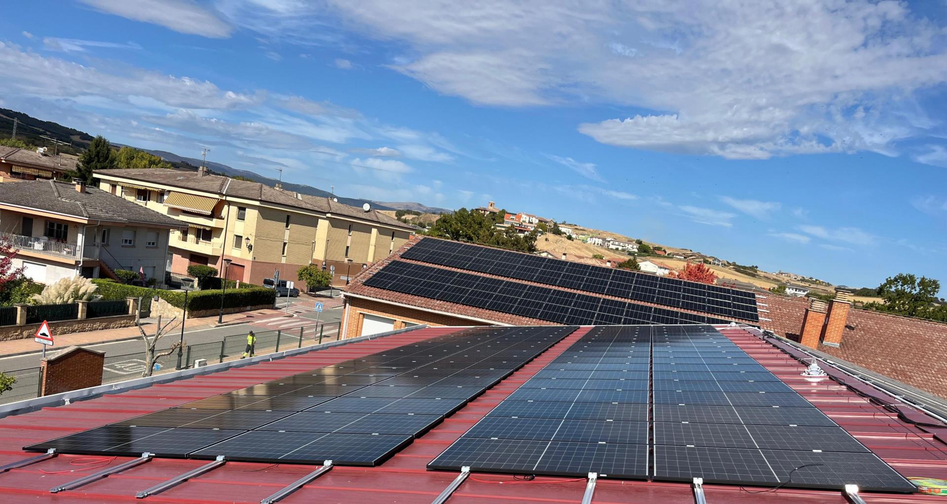 Instalación solar sobre edificio dotacional