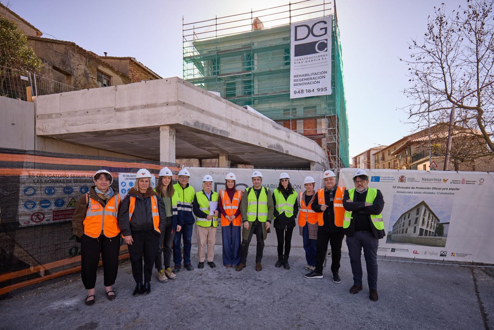 Visita de autoridades y técnicos a las obras de las viviendas públicas de alquiler en Lumbier