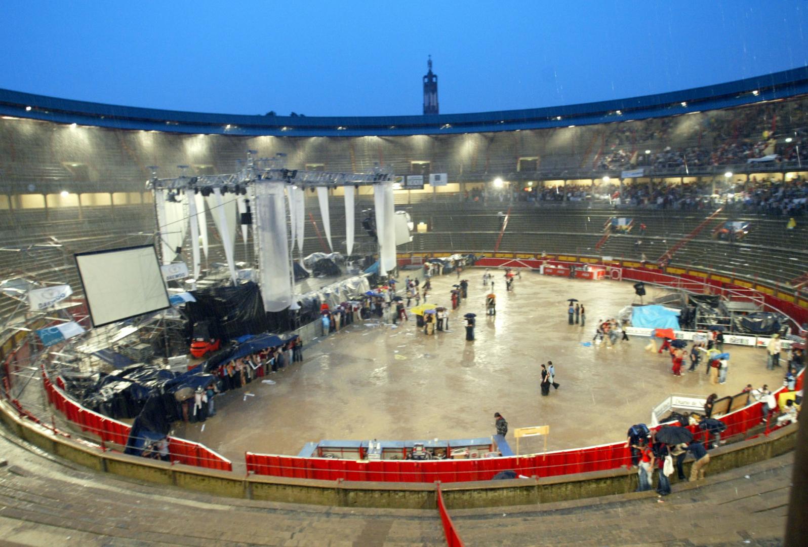Aspecto que ofrecía la plaza de toros de Pamplona poco antes de anunciarse la suspensión del concierto