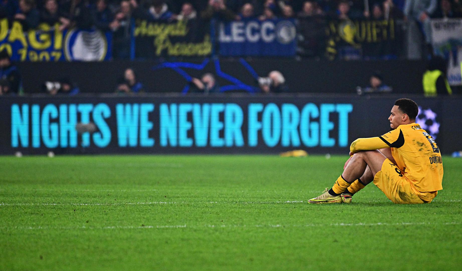 Felix Nmecha, del Borussia Dortmund, sentado sobre el césped tras ser eliminados de la Champions por el Atalanta