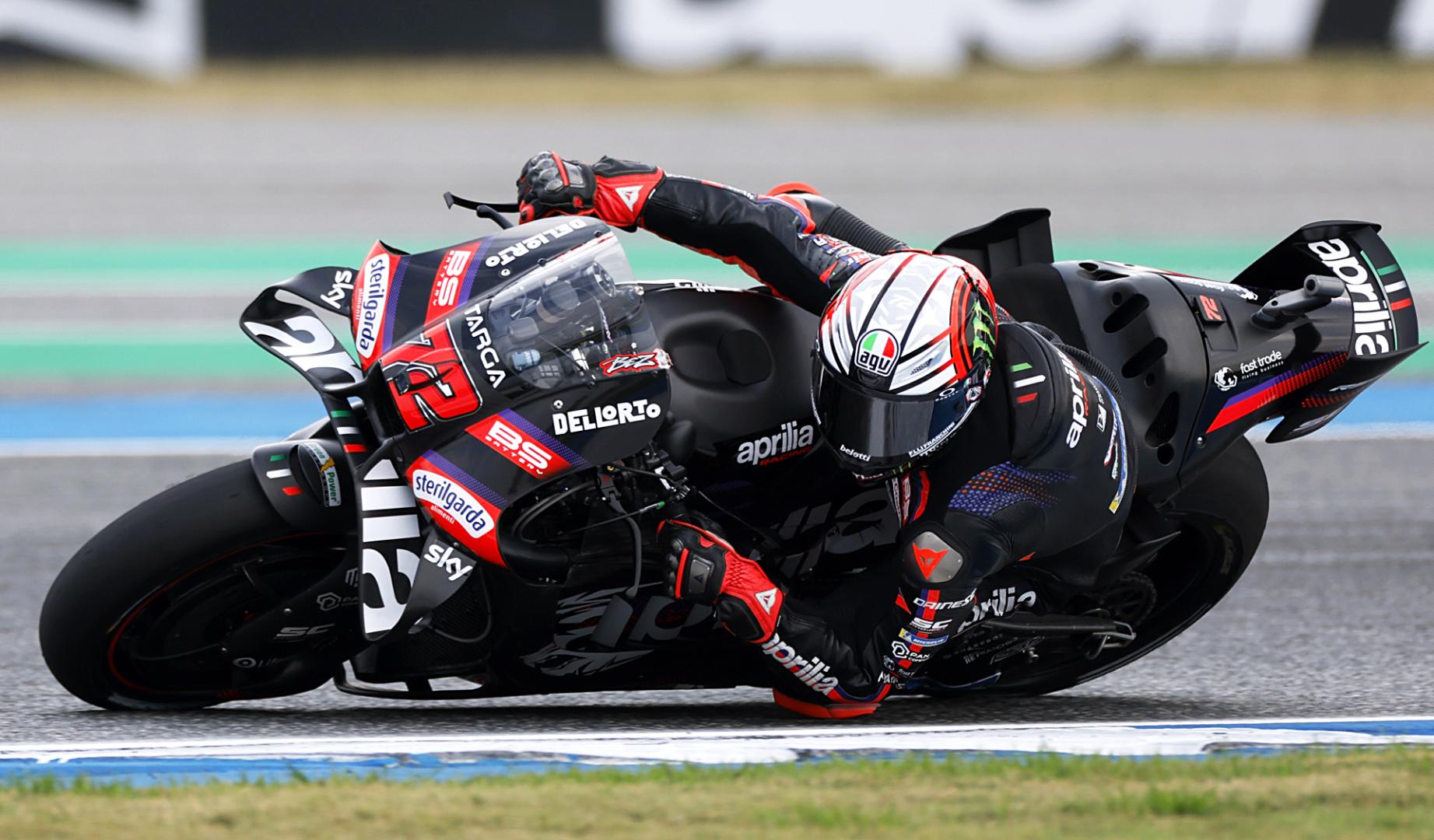 El italiano Marco Bezzecchi pilota su Aprilia sobre el asfalto de Buriam