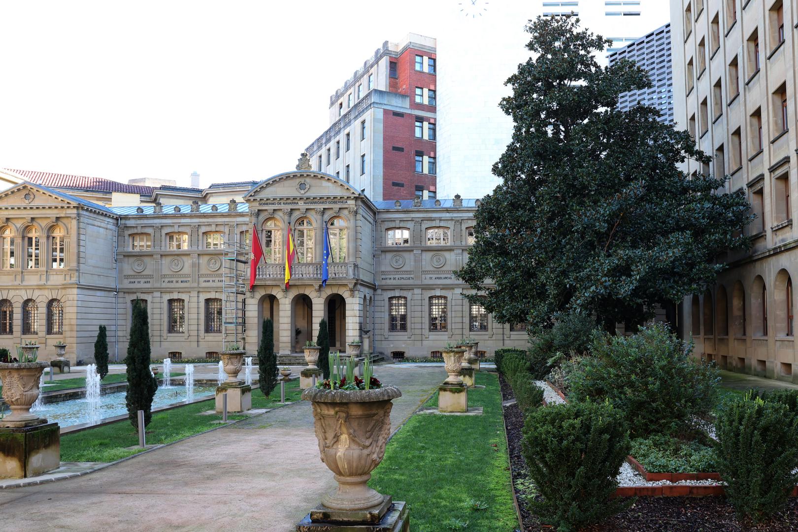 El magnolio de los jardines del Palacio de Navarra, con el antiguo Archivo General al fondo