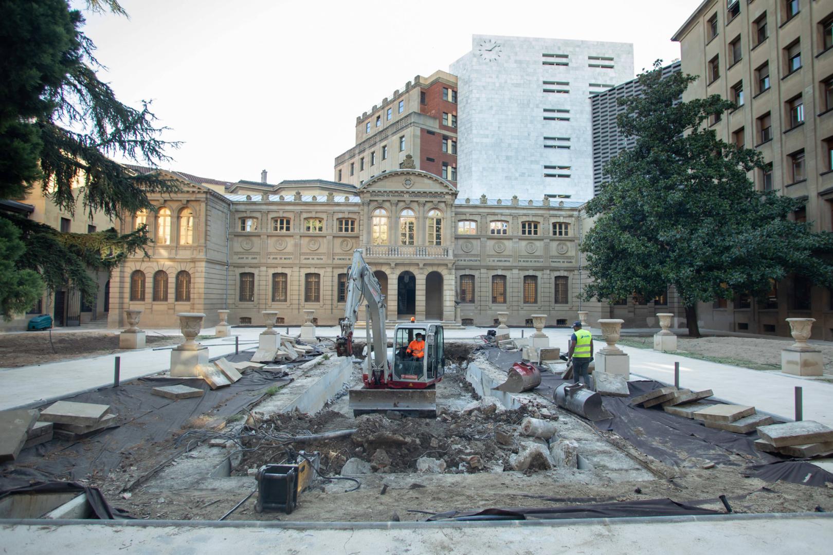 Obras de demolición del estaque en los jardines de la Diputación en 2020