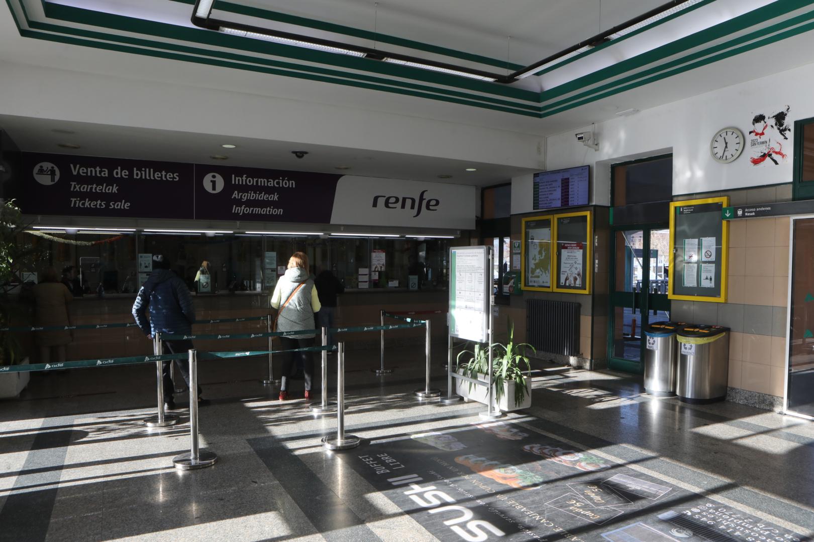 Usuarios del tren, en el interior de la estación de Pamplona