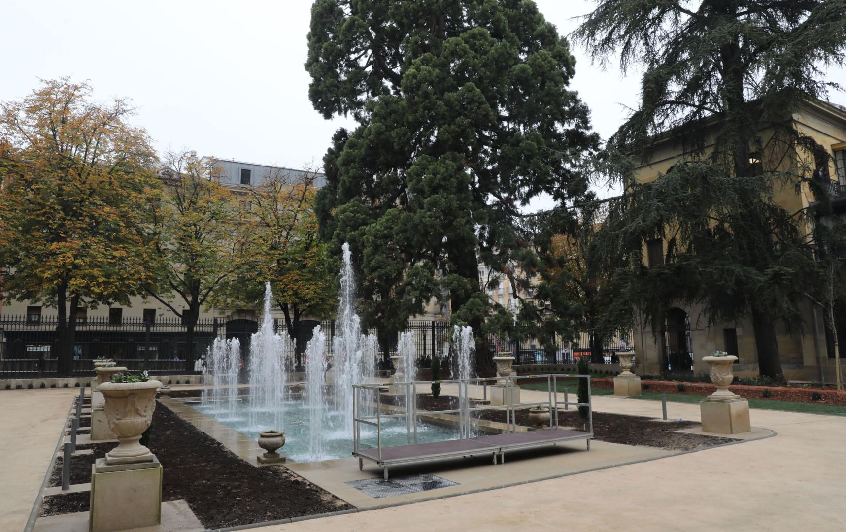 La fuente ornamental del Palacio de Navarra, con doce surtidores en hilera y dos centrales