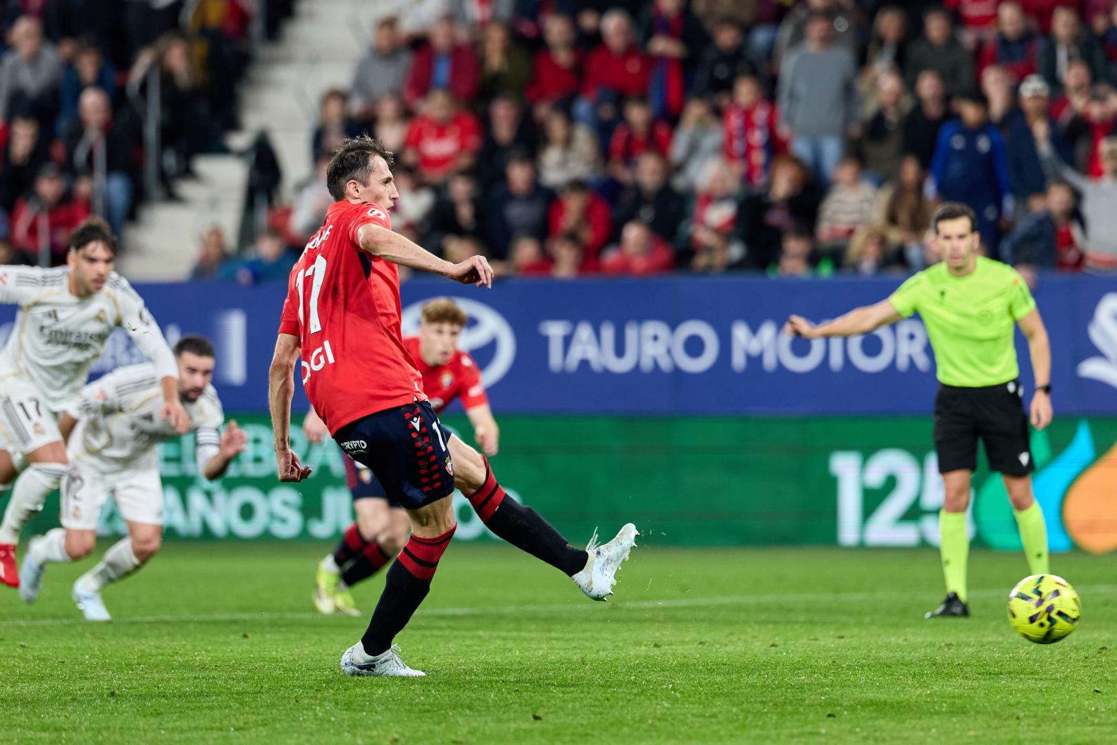 Ante Budimir lanza el penalti que adelantó a Osasuna contra el Real Madrid.