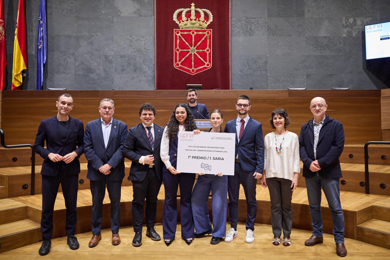 Los integrantes de Txistorreros, en el centro de la imagen, junto a Juan Luis García Martín, consejero de Universidad (2º izda.) y resto de autoridades