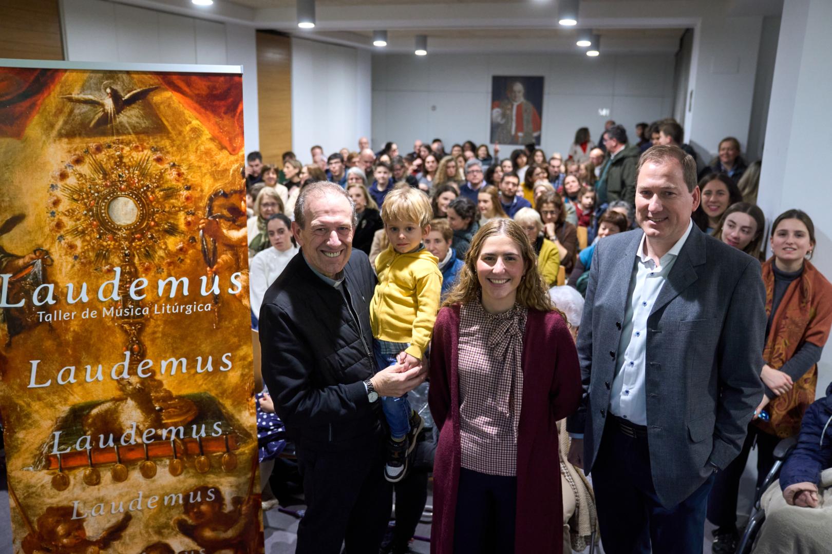 El sacerdote César Magaña, con el niño Víctor Montón en brazos, junto a Blanca Echeverría y Carlos Andrés Sánchez.