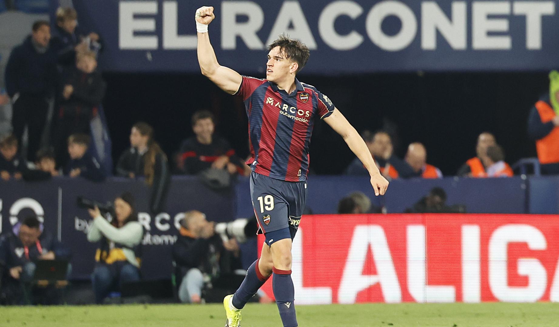 El delantero del Levante Carlos Espí celebra su primer gol durante el partido de la jornada 26 de LaLiga de fútbol contra el Deportivo Alavés