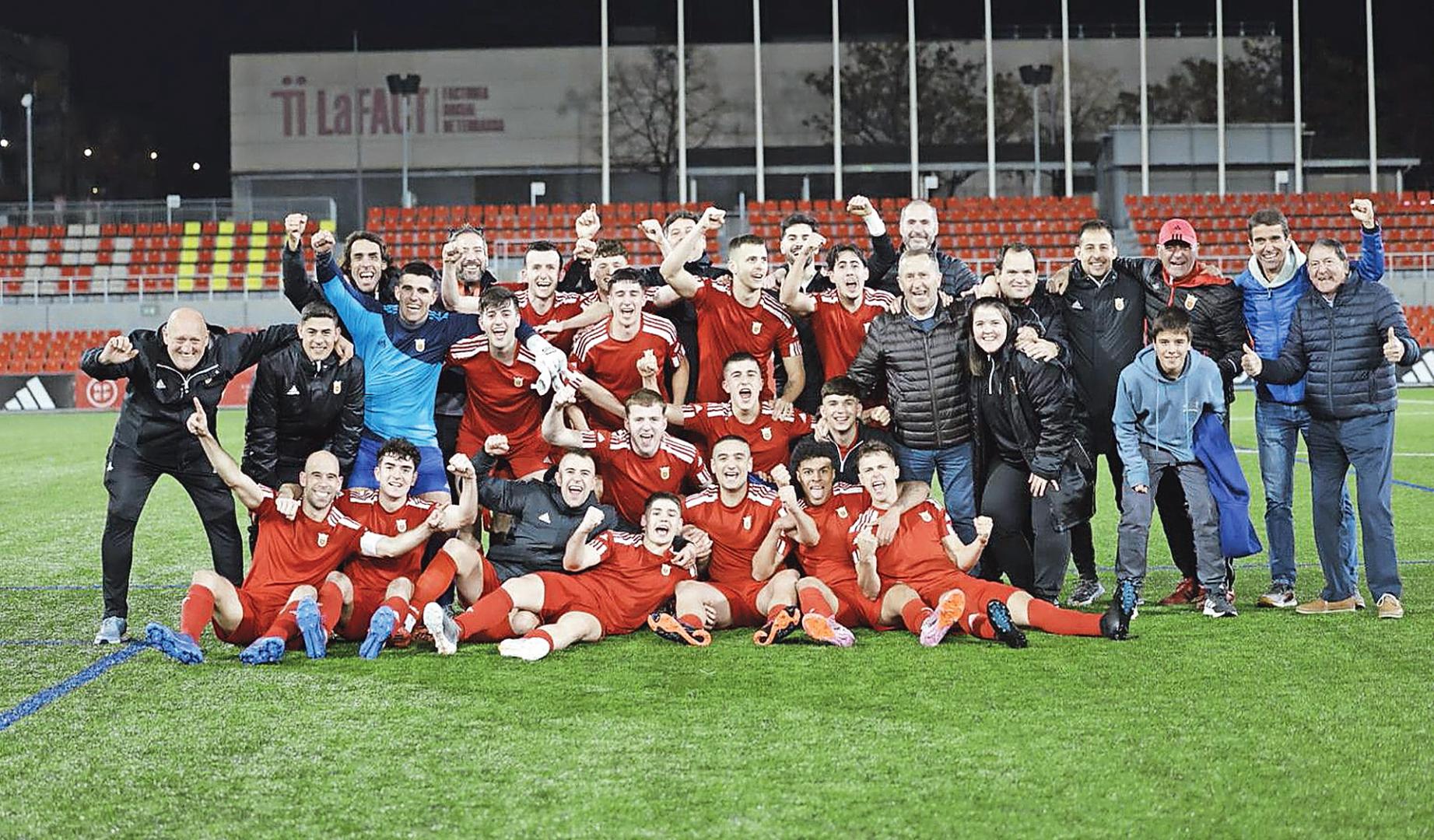 Los jugadores, el cuerpo técnico y familiares de Navarra celebran el pase a la final de la Copa de las Regiones UEFA