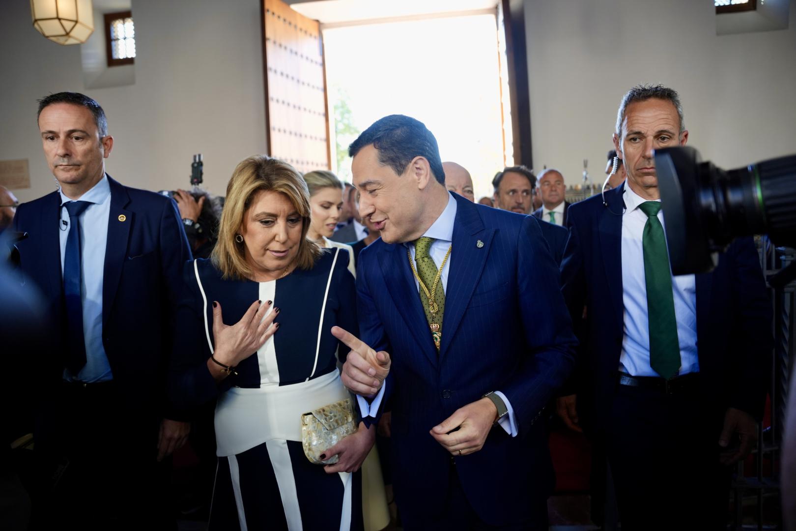 El presidente de la Junta de Andalucía, Juanma Moreno saluda a la senadora, Susana Díaz a su llegada al acto del Día de Andalucía.