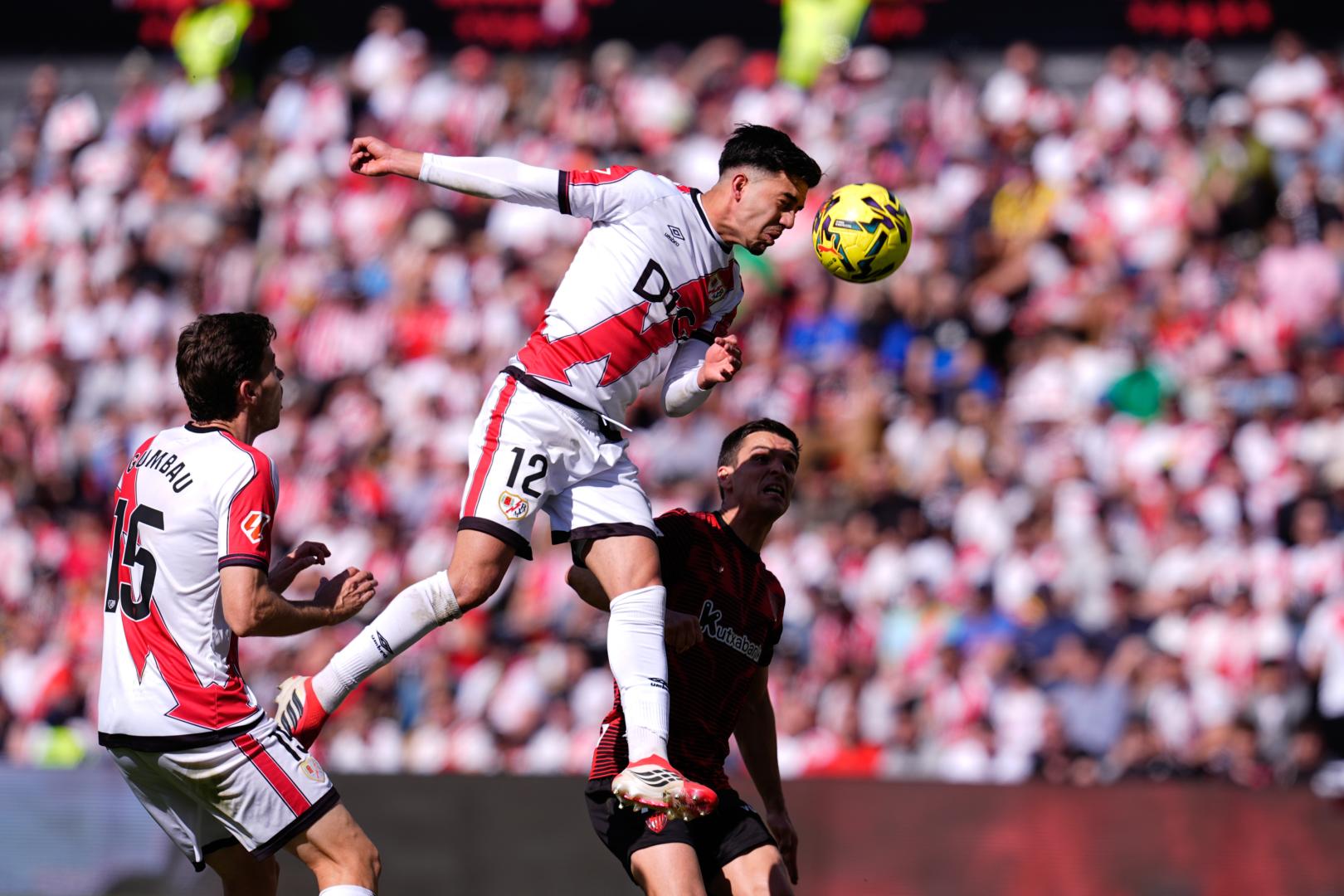 Ilias Akhomach, del Rayo, en un lance del encuentro ante el Athletic.