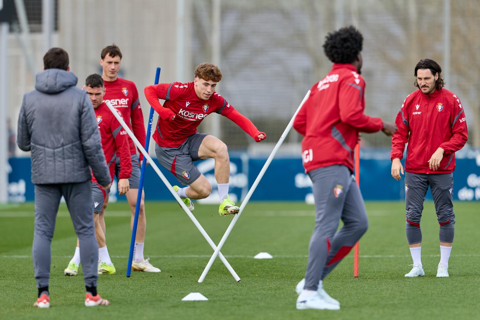 Víctor Muñoz, en uno de los ejercicios de calentamiento del entrenamiento de ayer en Tajonar.