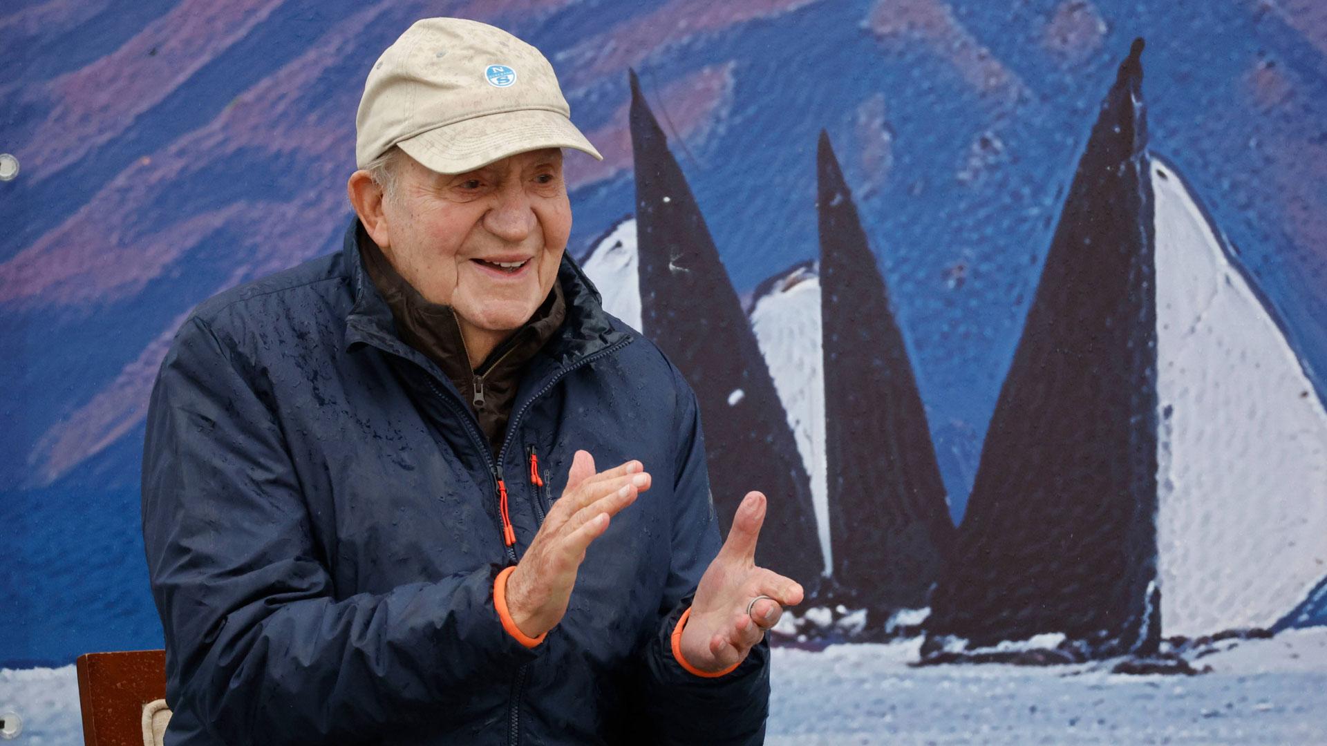 El rey emérito Juan Carlos en la entrega del trofeo a la embarcación ganadora del Desafío Barceló en Sanxenxo