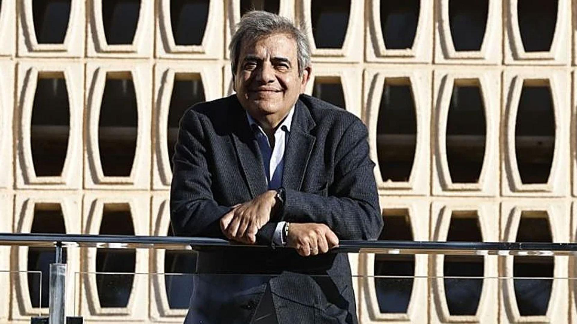 Francisco Tinahones posa en el hospital Virgen de la Victoria de Málaga, donde lidera la Unidad de Endocrinología y Nutrición
