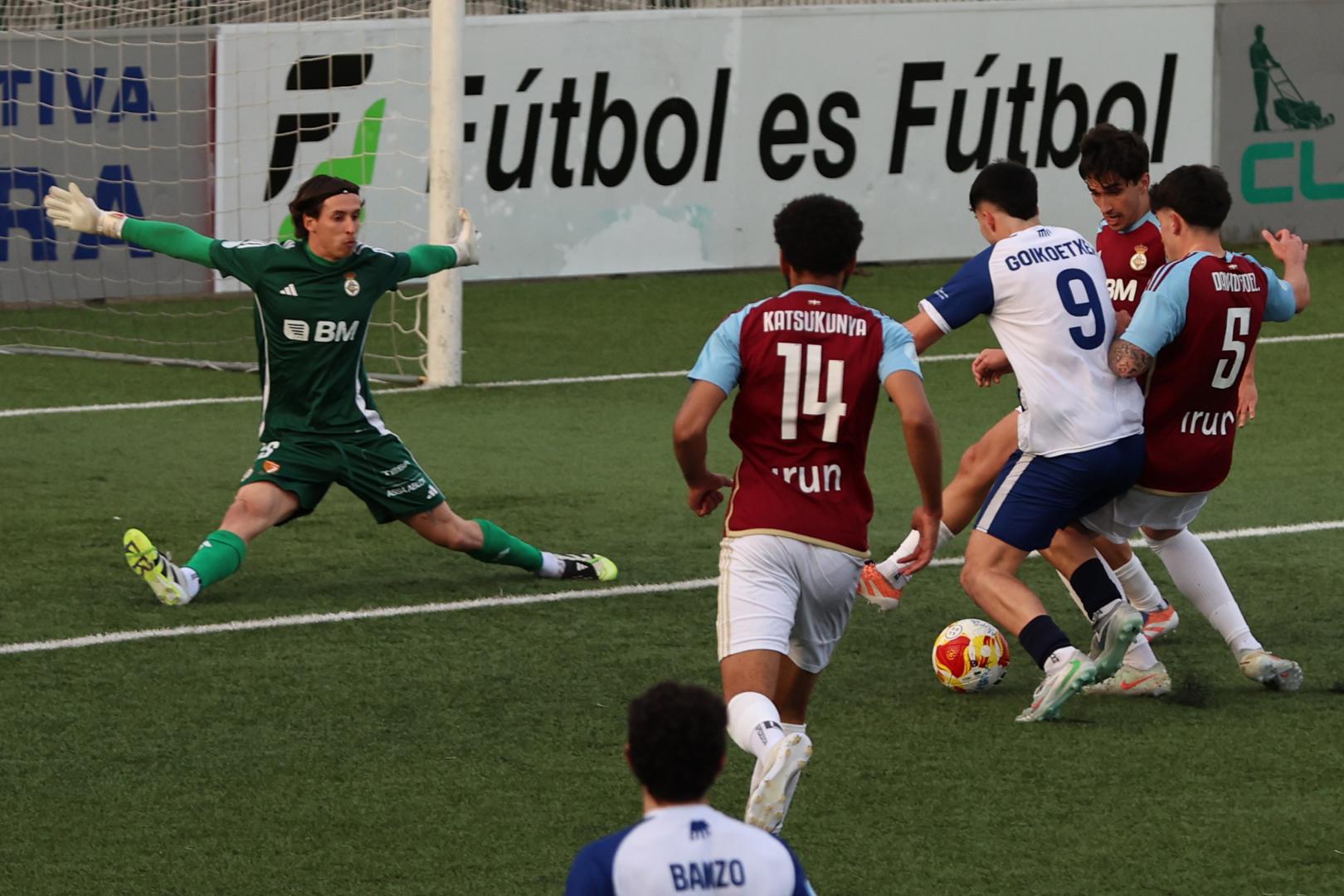 Goiko, delantero de la Mutilvera, intenta el disparo ante el meta Lander Emery