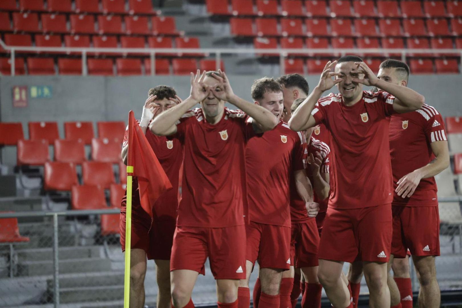 Los jugadores de Navarra Ibai Alonso, Unai Zubiría, Dani Pérez y Mattin Valenzuela celebran uno de los goles ante Cataluña en la semifinal