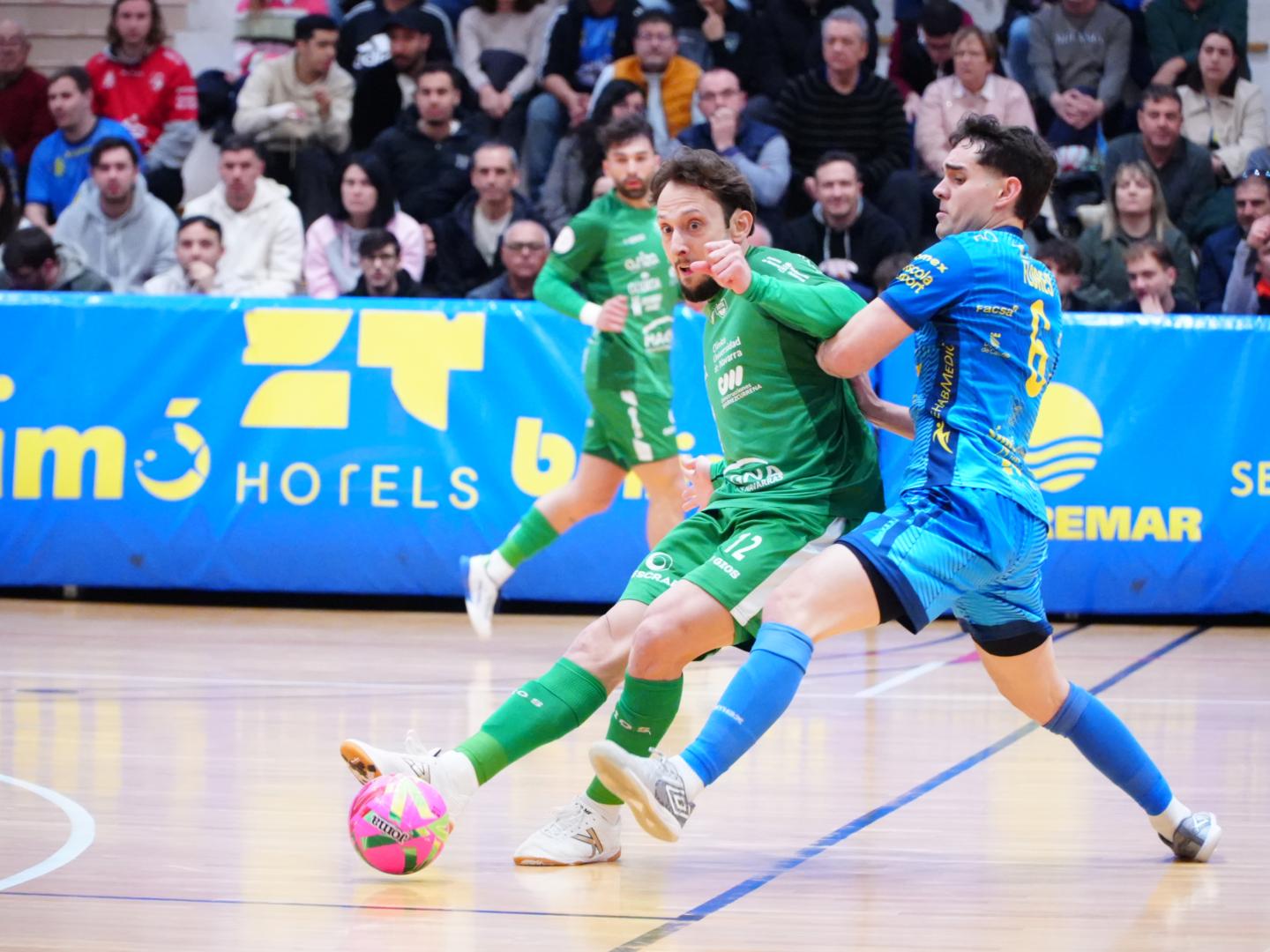 El ala de Osasuna Magna Jhonatan Linhares, autor de un gol visitante, pasa el esférico ante la presión del cierre local Lucas Flores.