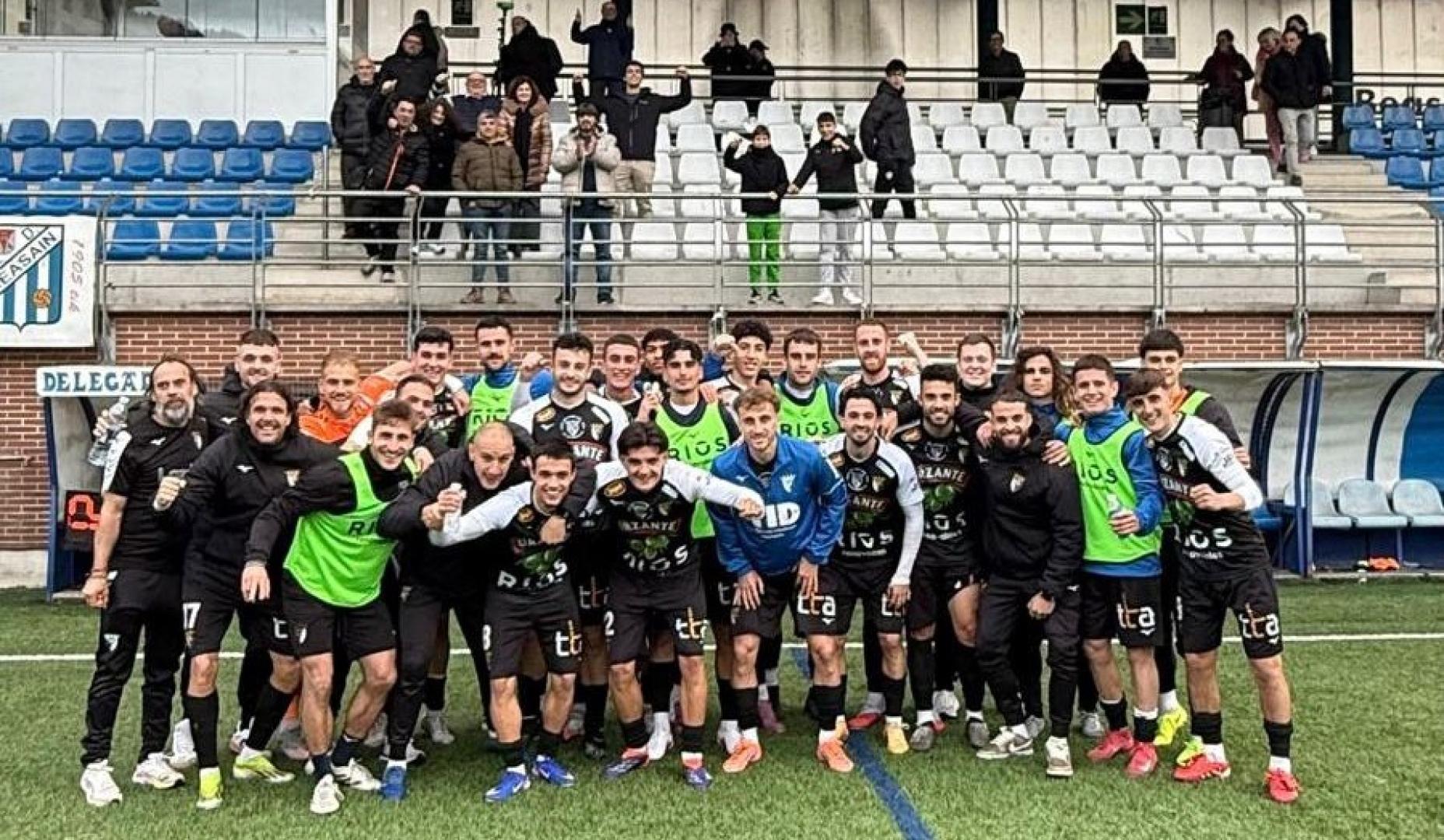 La plantilla y el cuerpo técnico del Tudelano celebran el triunfo en Beasain