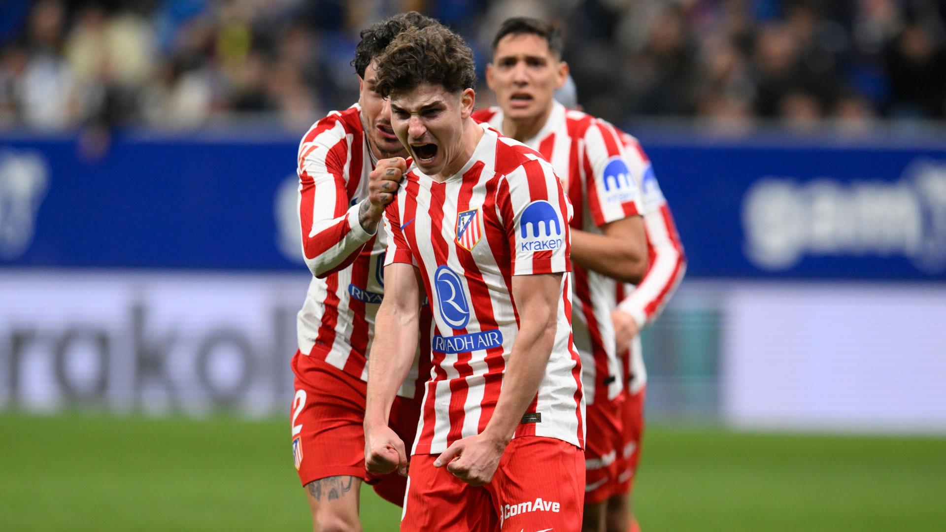 El delantero del Atlético de Madrid Julián Álvarez (c) celebra tras marcar el gol del equipo rojiblanco, durante el partido de la jornada 26 de LaLiga de fútbol frente al Real Oviedo