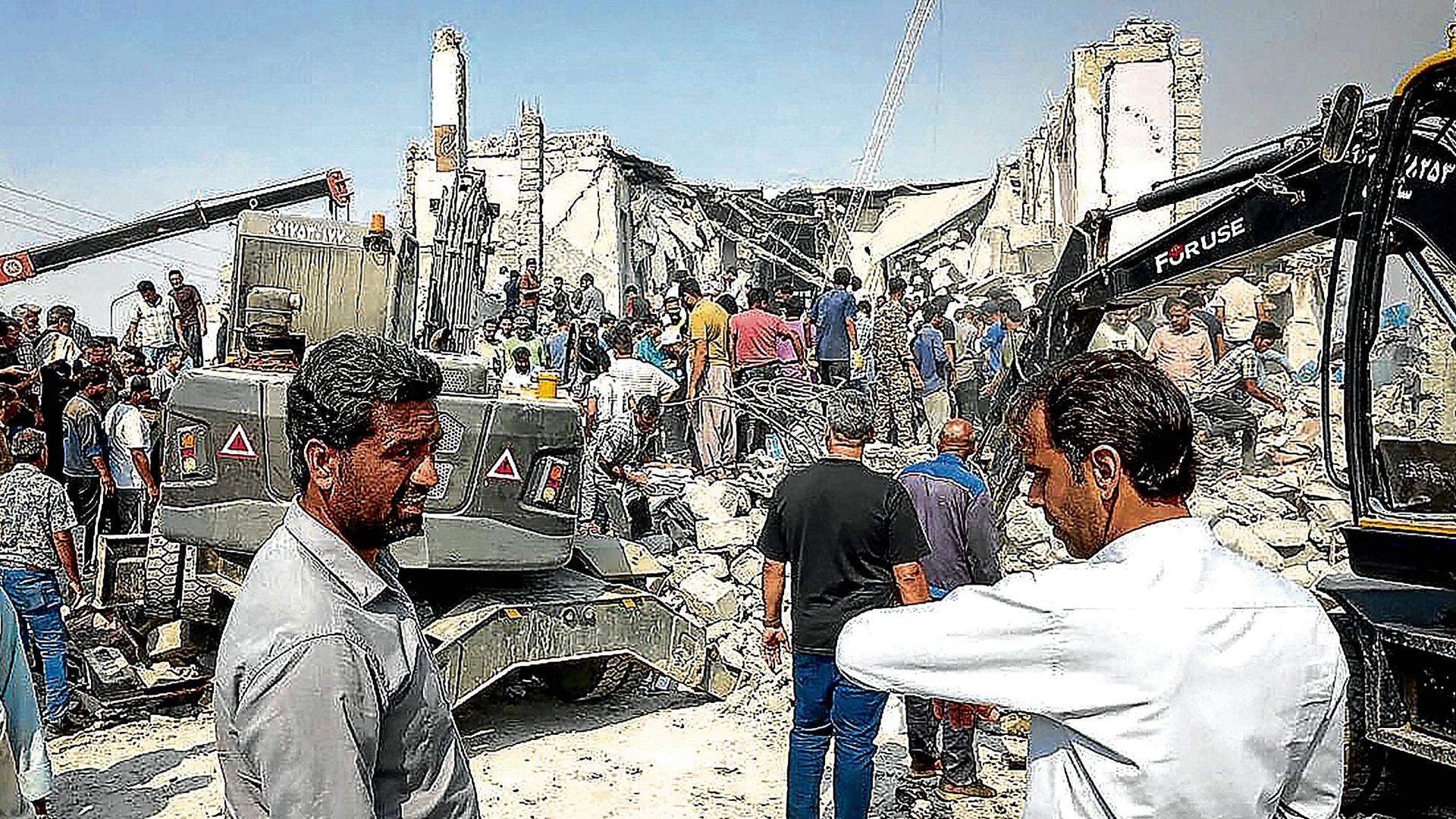 Imagen que muestra los momentos posteriores al bombardeo de una escuela de Primaria de la ciudad iraní de Minab, al sur del país, donde murieron 85 niñas