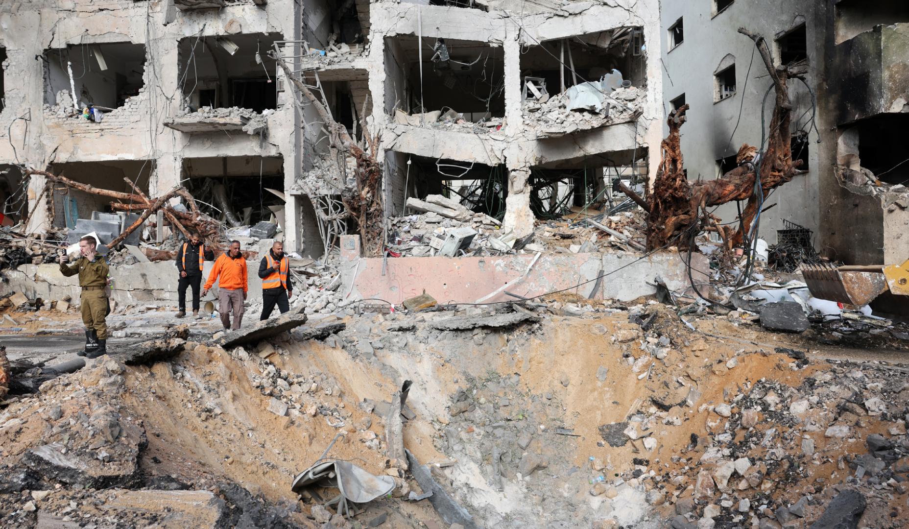 El personal de los servicios de emergencia inspecciona los daños en un edificio que fue alcanzado por un misil iraní en Tel Aviv, Israel