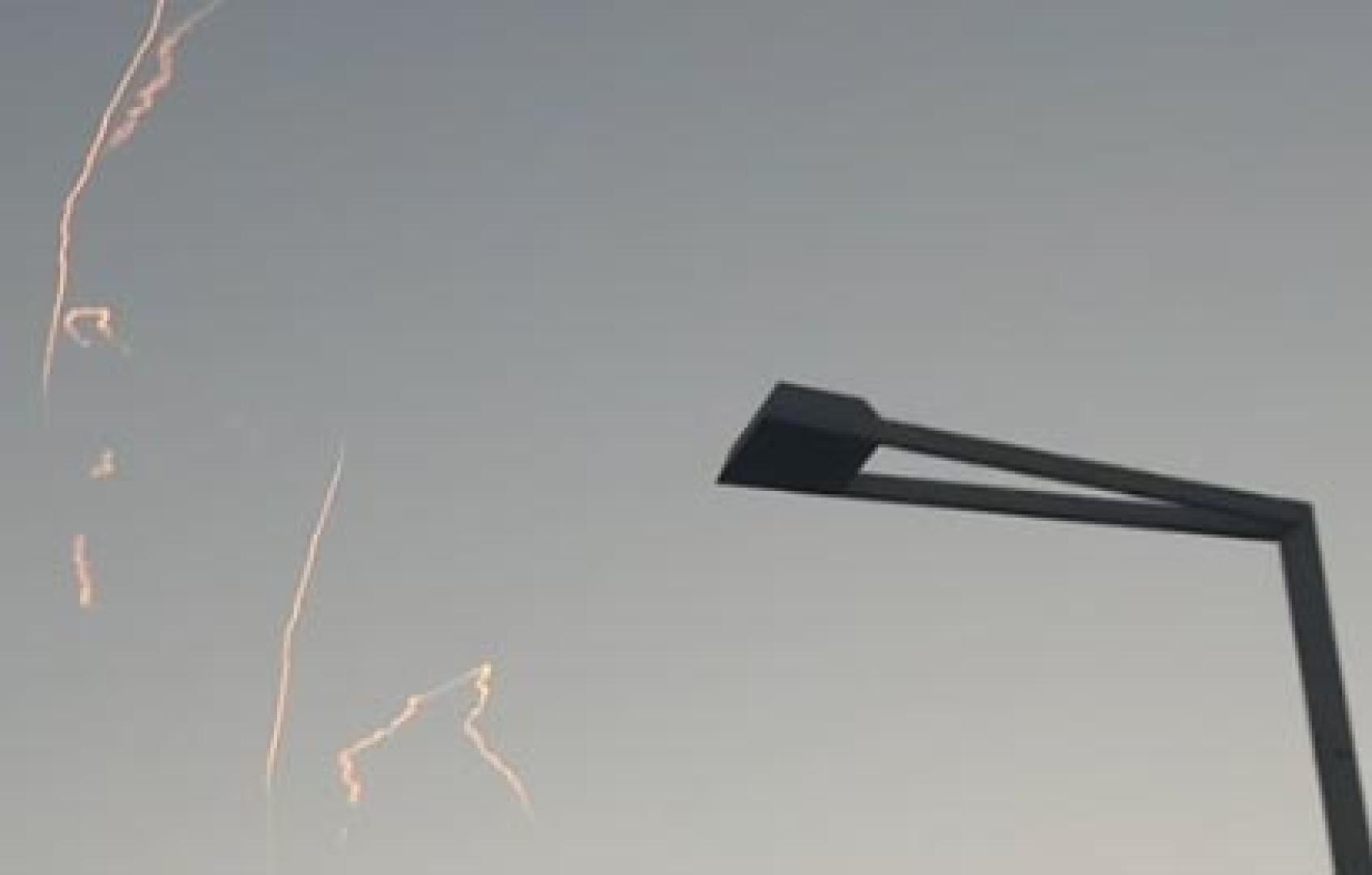 Vídeo grabado por los bomberos navarros bajo uno de los ataques iraníes en Doha