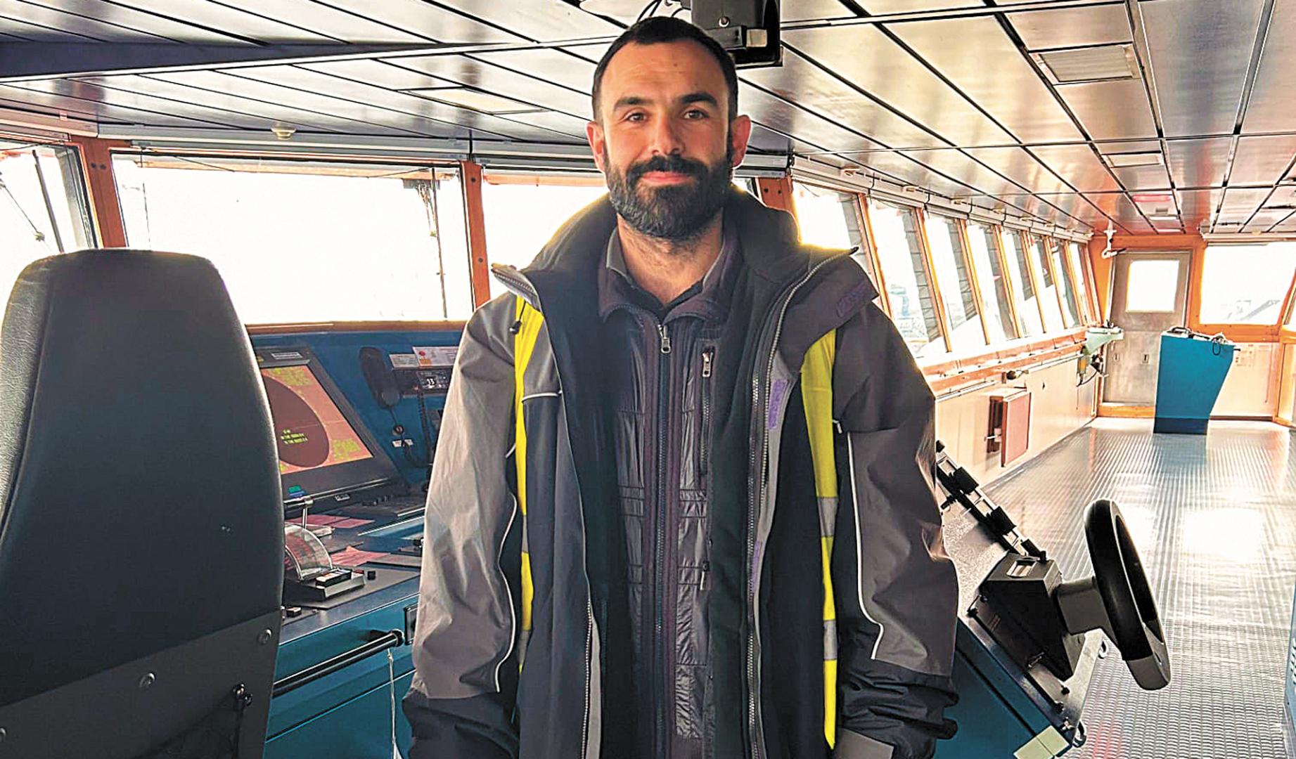 Matías Oslé, dentro de uno de los barcos en los que trabaja.