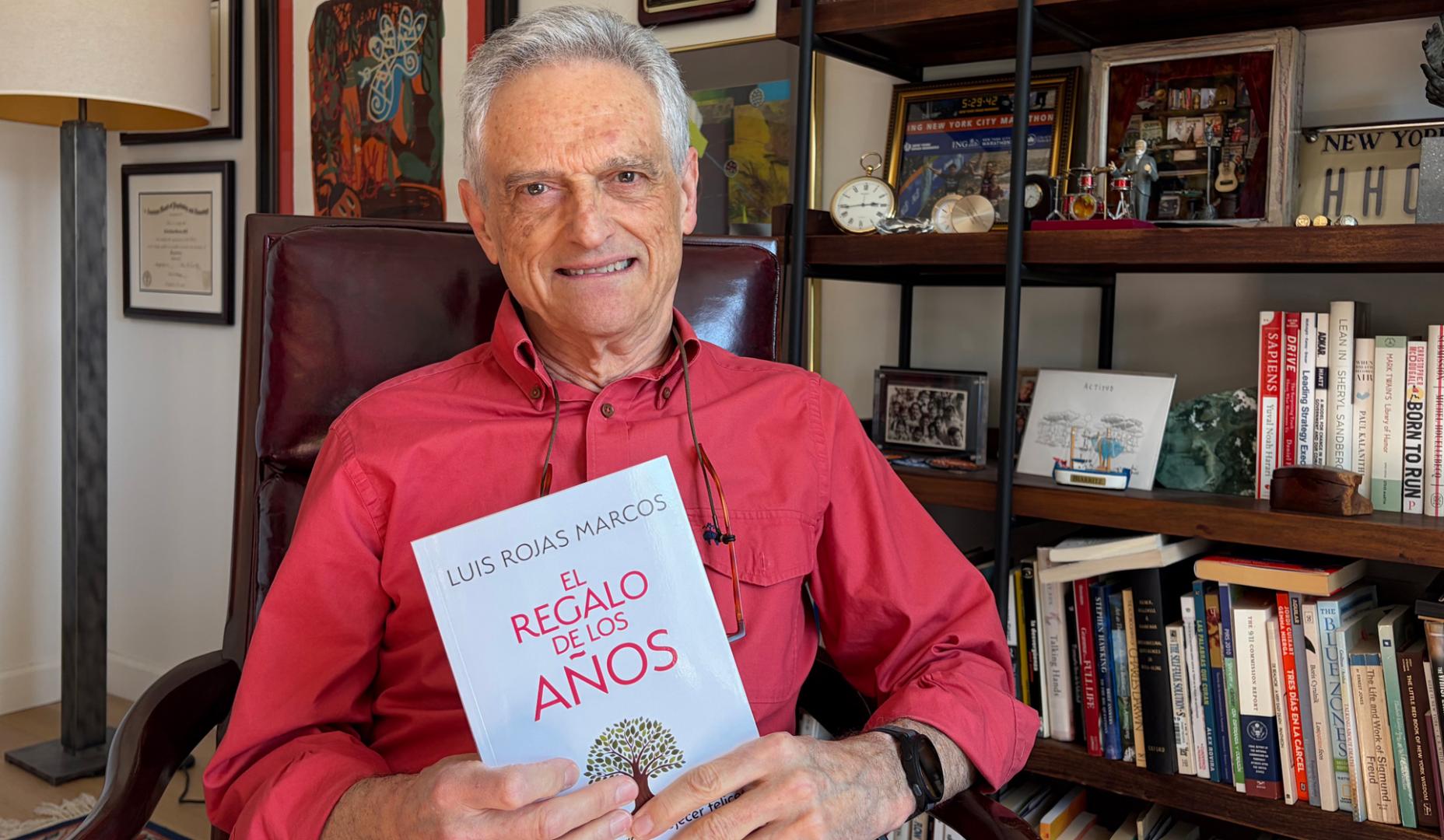 El reconocido psiquiatra español, Luis Rojas Marcos, posa con una ejemplar de su libro 'El regalo de los años'