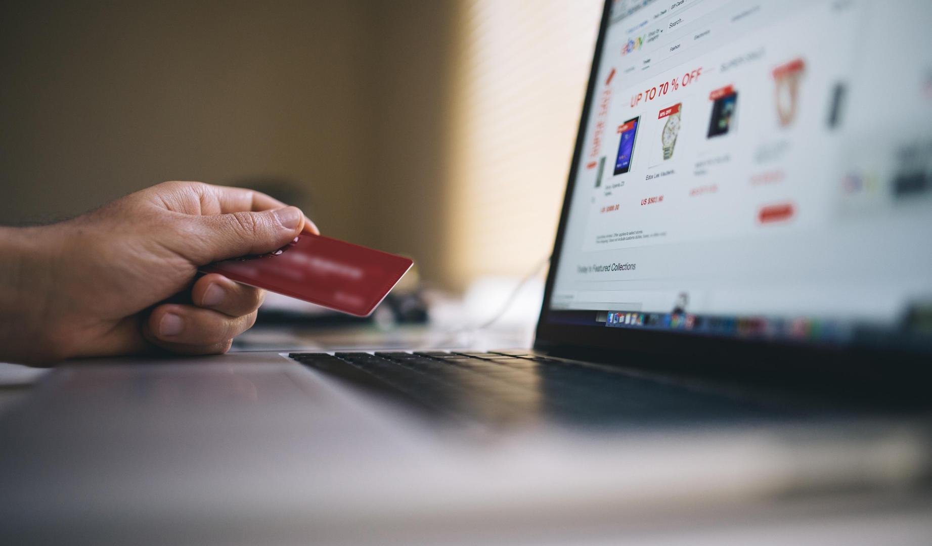 Una persona realiza una compra on line