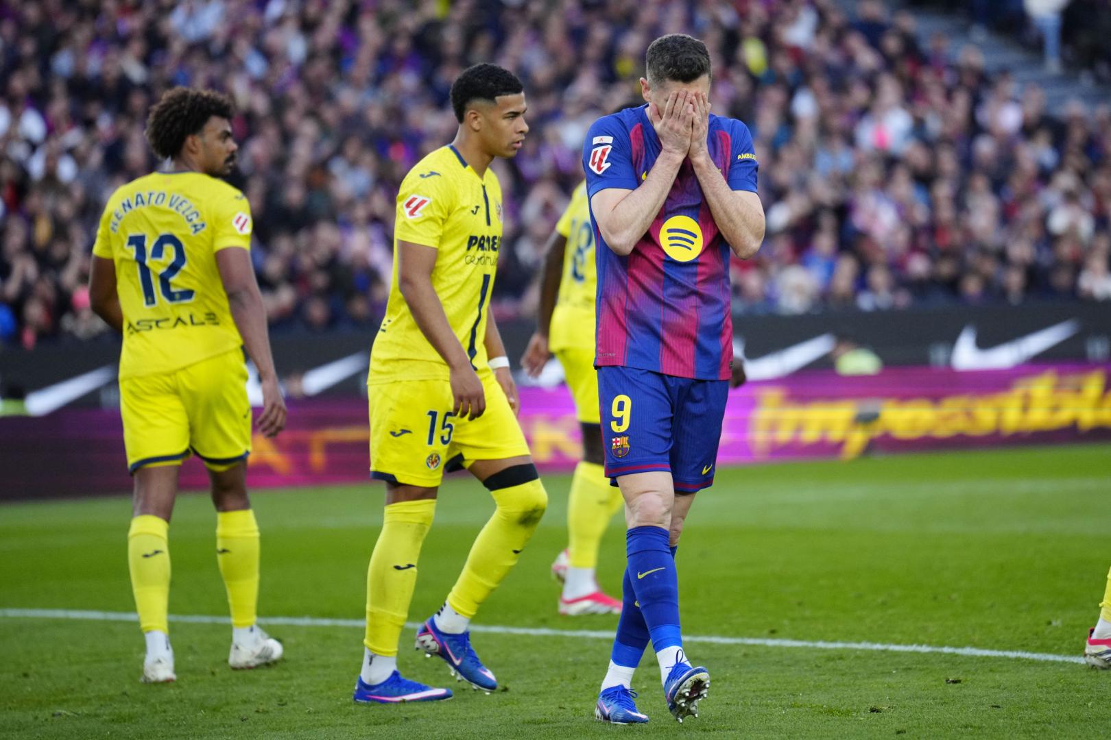 El delantero del Barcelona Robert Lewandowski, durante el partido de la jornada 26 de LaLiga entre el Barcelona y el Villarreal